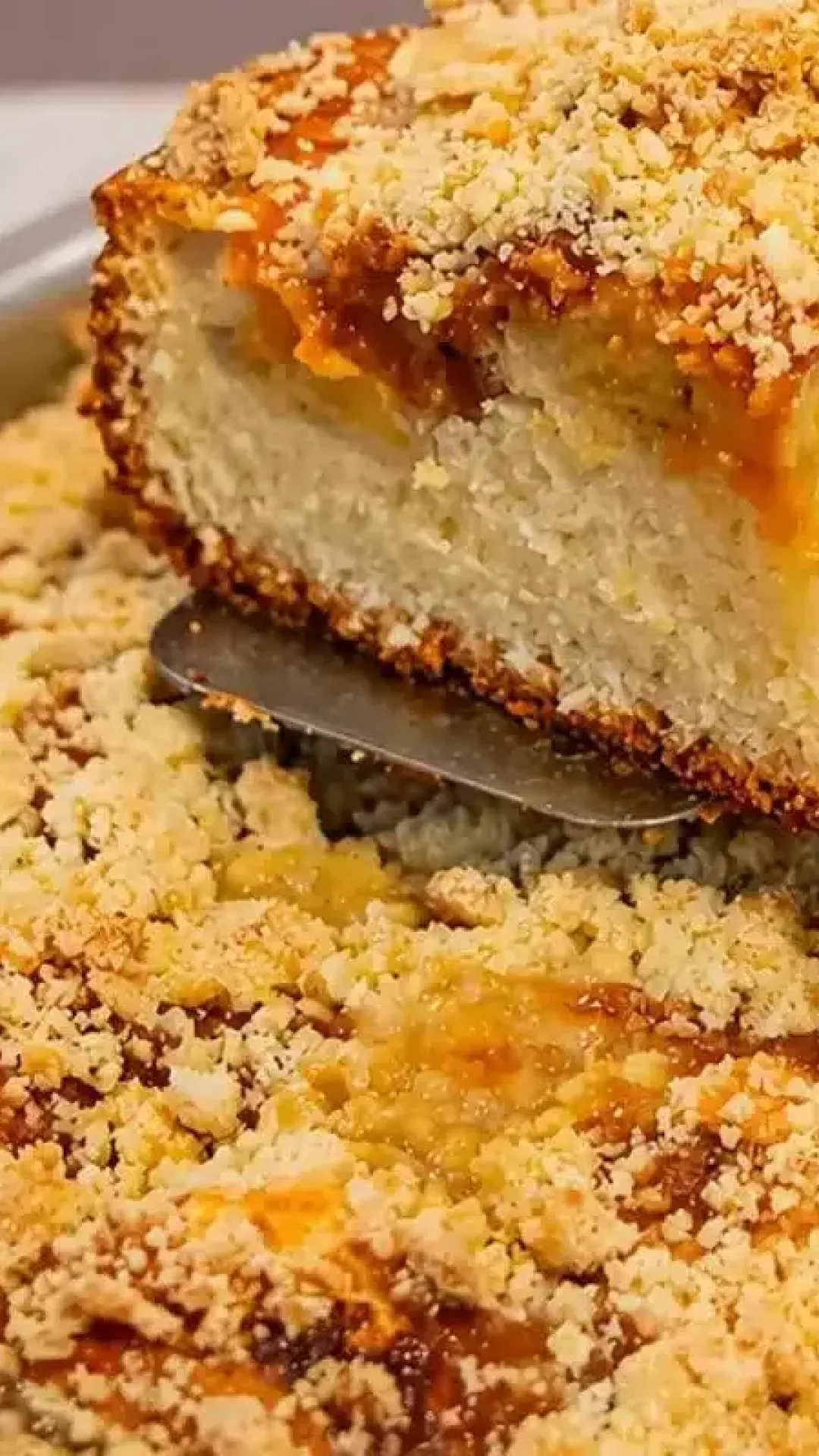 Bolo cuca de banana que já sai recheado com muito doce de leite e aquela farofa bem crocante