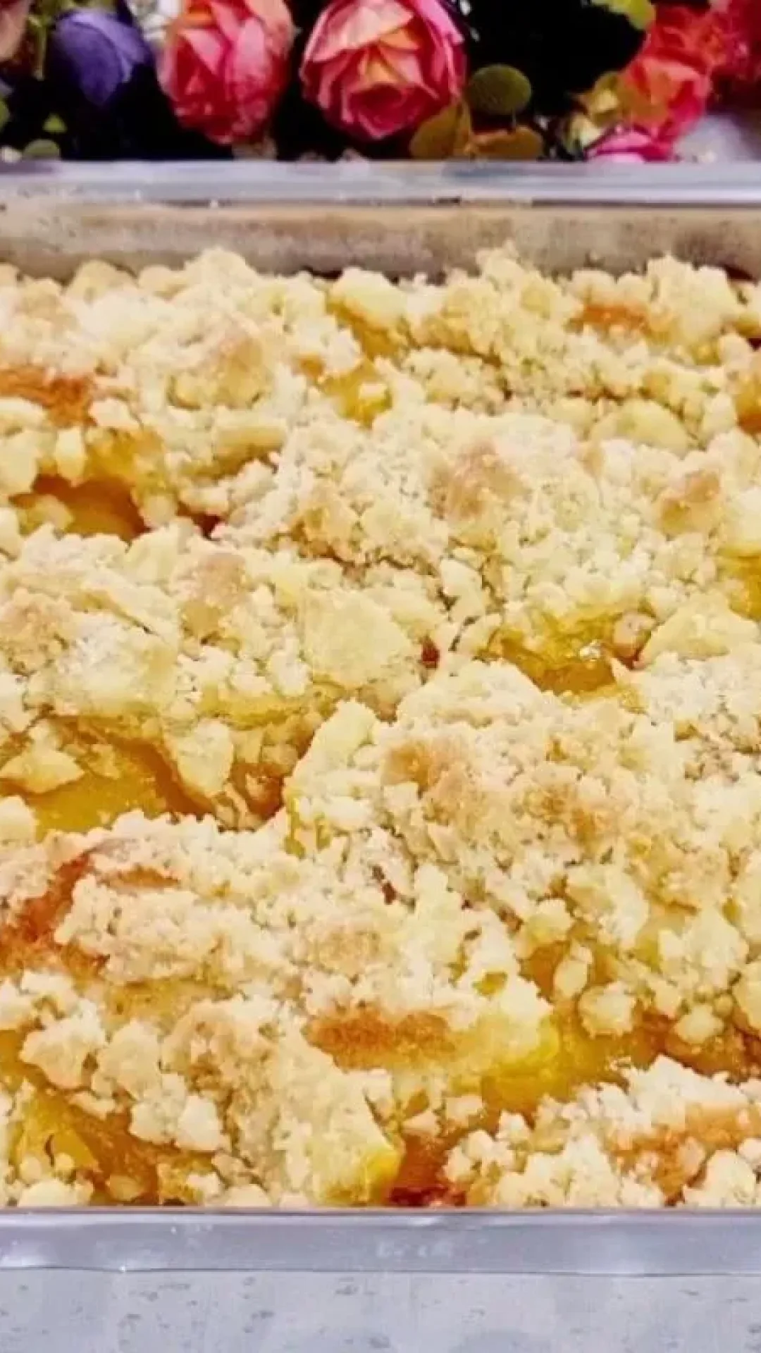 Bolo cuca de limão com um creme azedinho e farofa crocante, uma verdadeira gostosura
