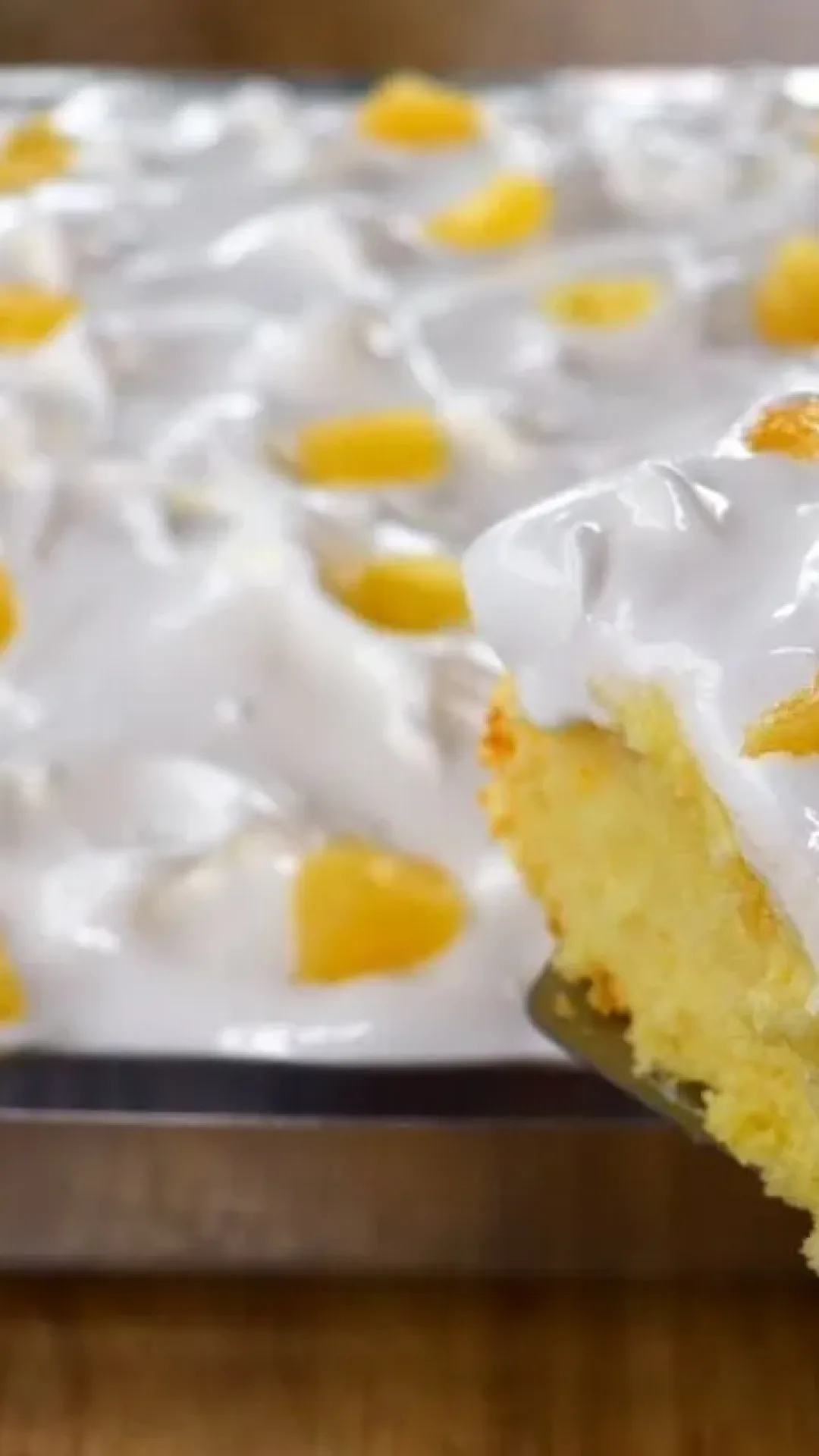 Bolo de abacaxi caseiro macio e perfumado, para deixar o seu café da tarde com um sabor divino