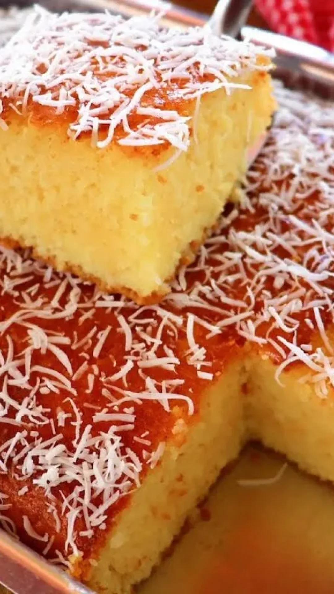 Bolo de abacaxi feito com tang fofinho e molhadinho do jeito que todo mundo gosta