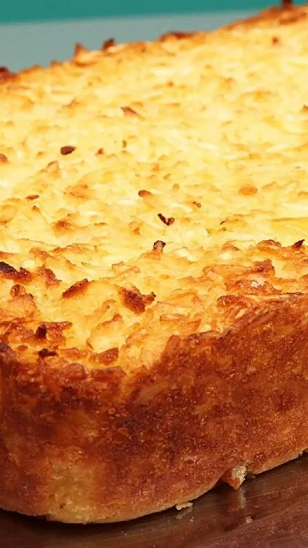 Bolo de aipim com coco super fofinho e com uma cremosidade irresistível, para servir com um café