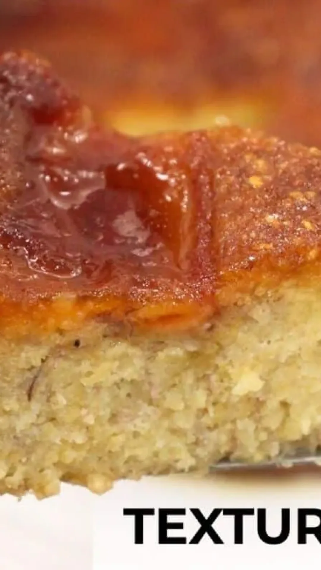 Bolo de banana caramelizada perfeito para o café e que deixa todo mundo querendo mais um pedaço
