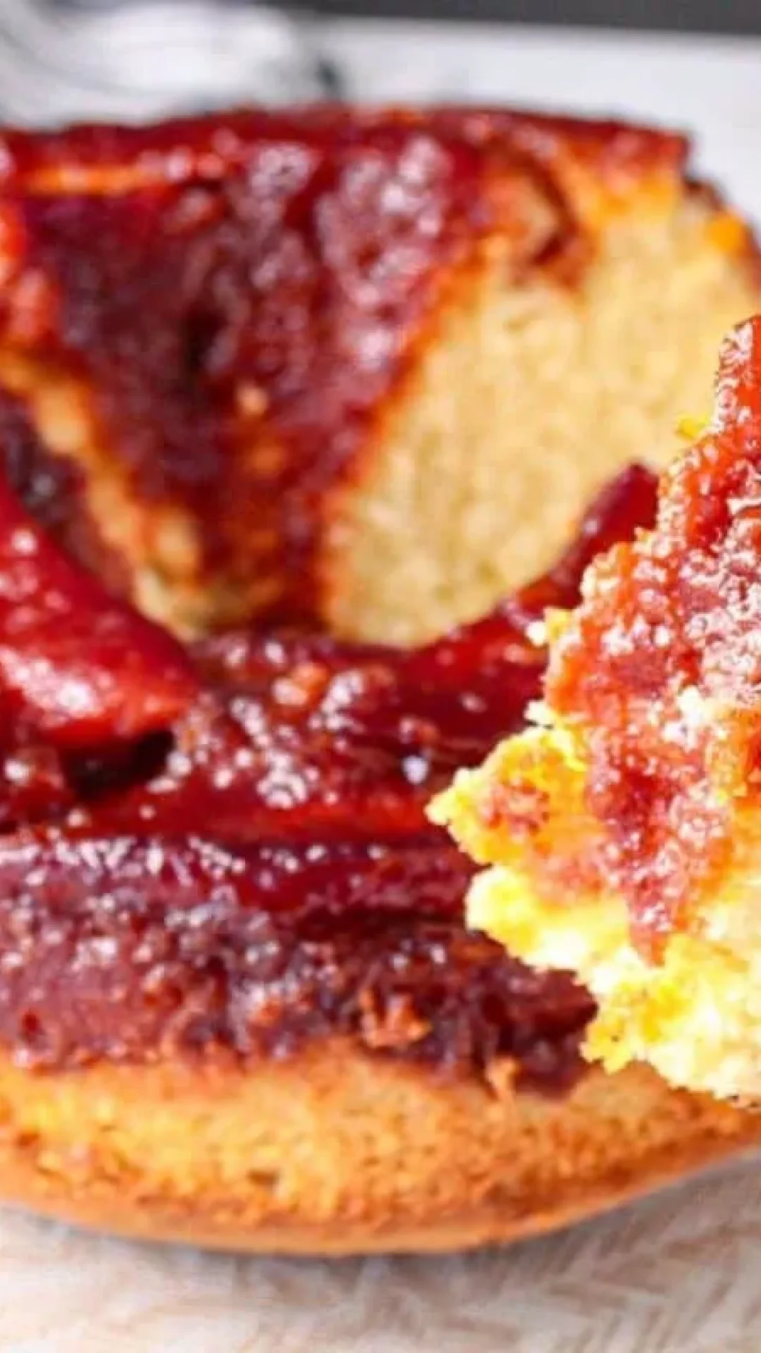 Bolo de banana caramelizado que fica com uma calda perfeita e uma textura super fofinha