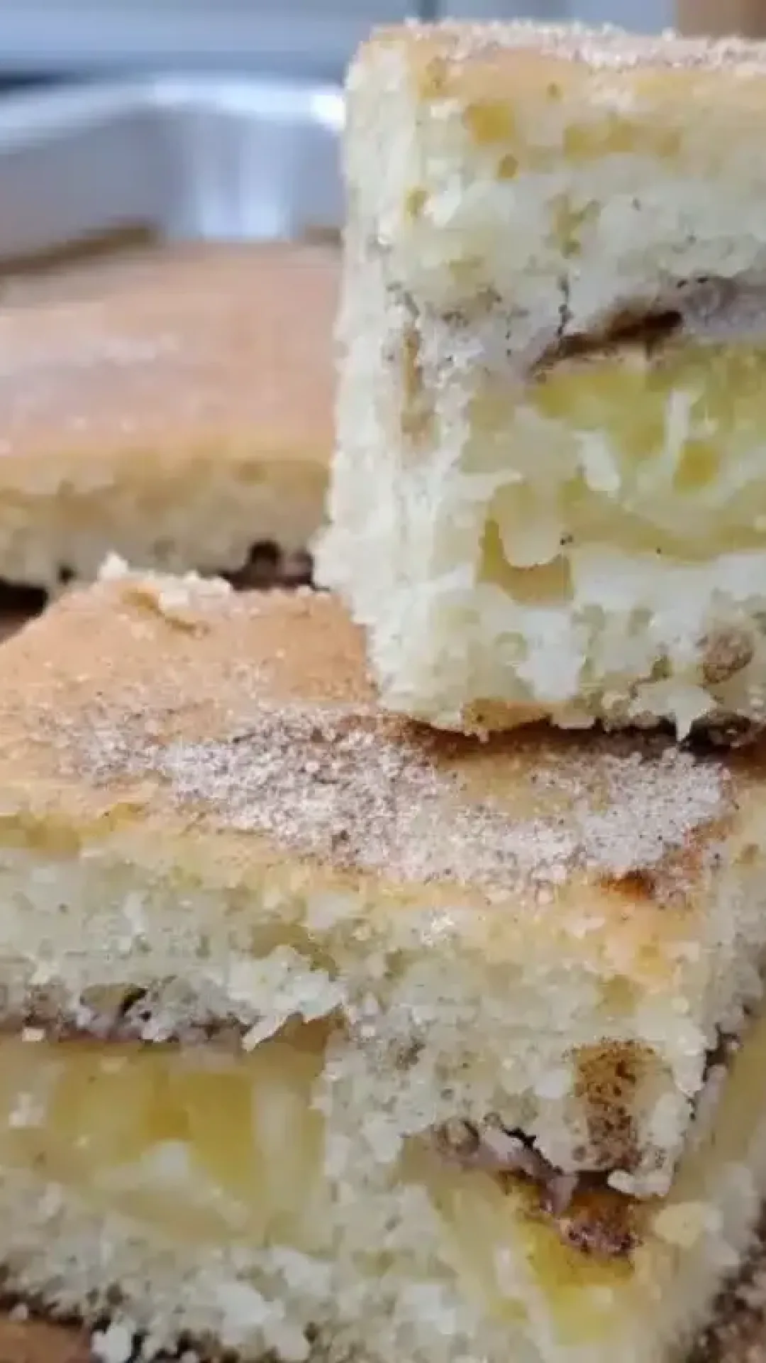 Bolo de banana fofinho e molhadinho feito à mão e com recheio no meio para o seu café da tarde