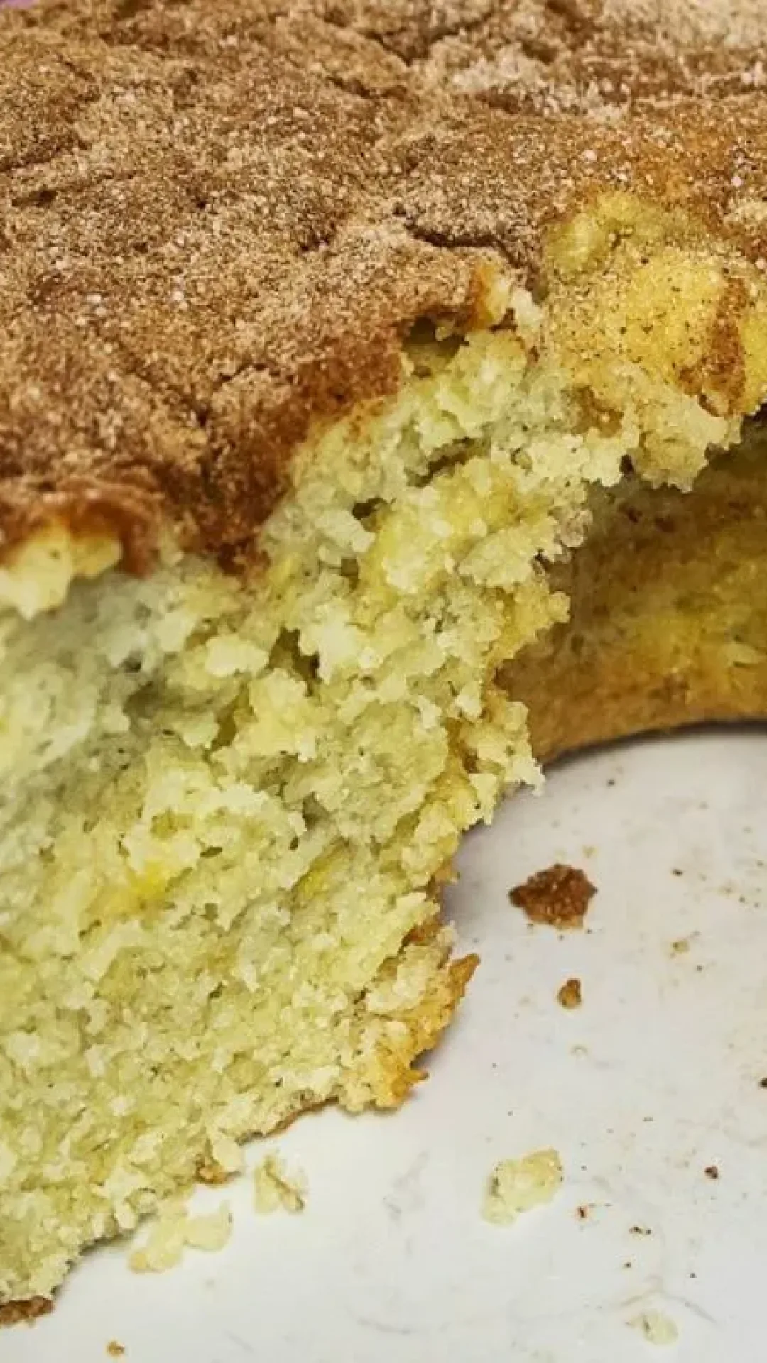 Bolo de banana fofinho e molhadinho mais gostoso do mundo com cobertura de açúcar e canela