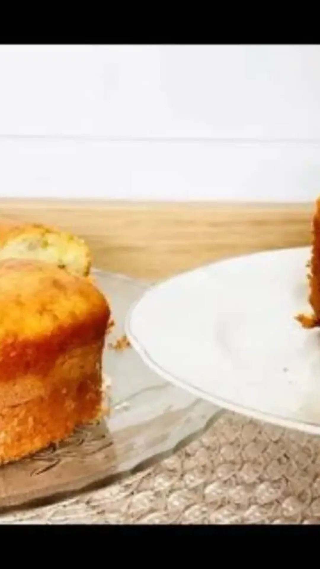 Bolo de banana simples que leva creme de leite e fica super fofinho, ideal para servir com um café