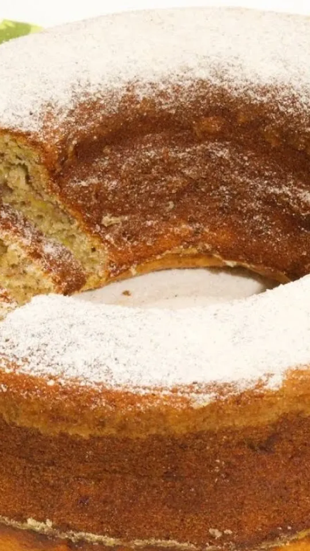 Bolo de banana simples sem óleo e sem manteiga que fica super molhadinho para servir no café