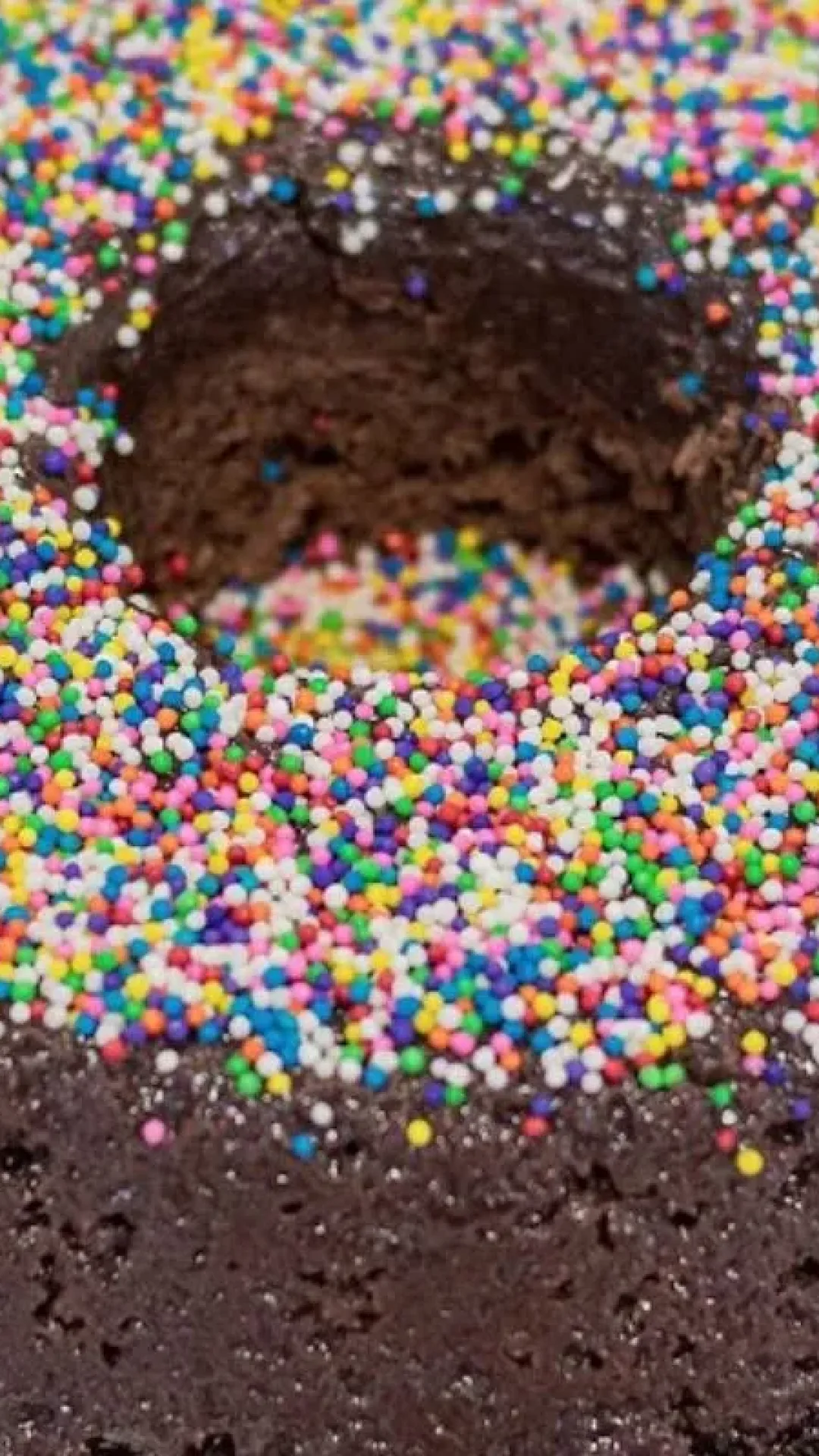 Bolo de brigadeiro de microondas que já sai com cobertura pronto para comer