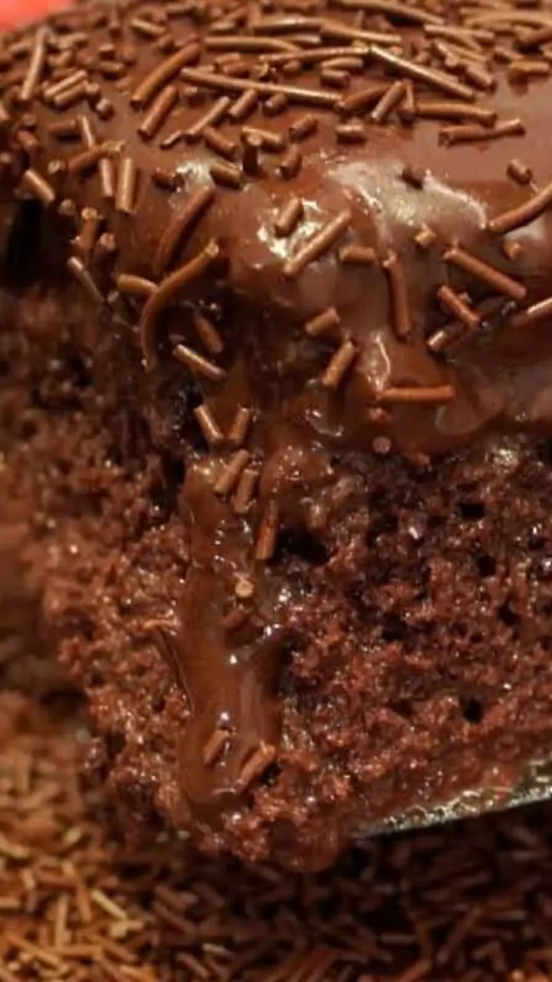Bolo de brigadeiro gelado: essa cobertura fica maravilhosa e dá água na boca só de olhar