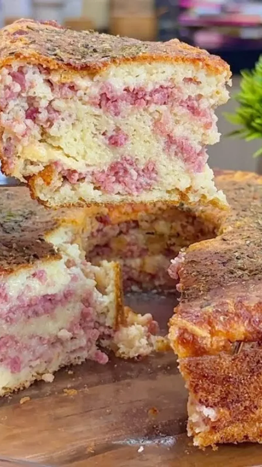 Bolo de calabresa, uma torta salgada com queijo que fica sensacional e é muito fácil de preparar
