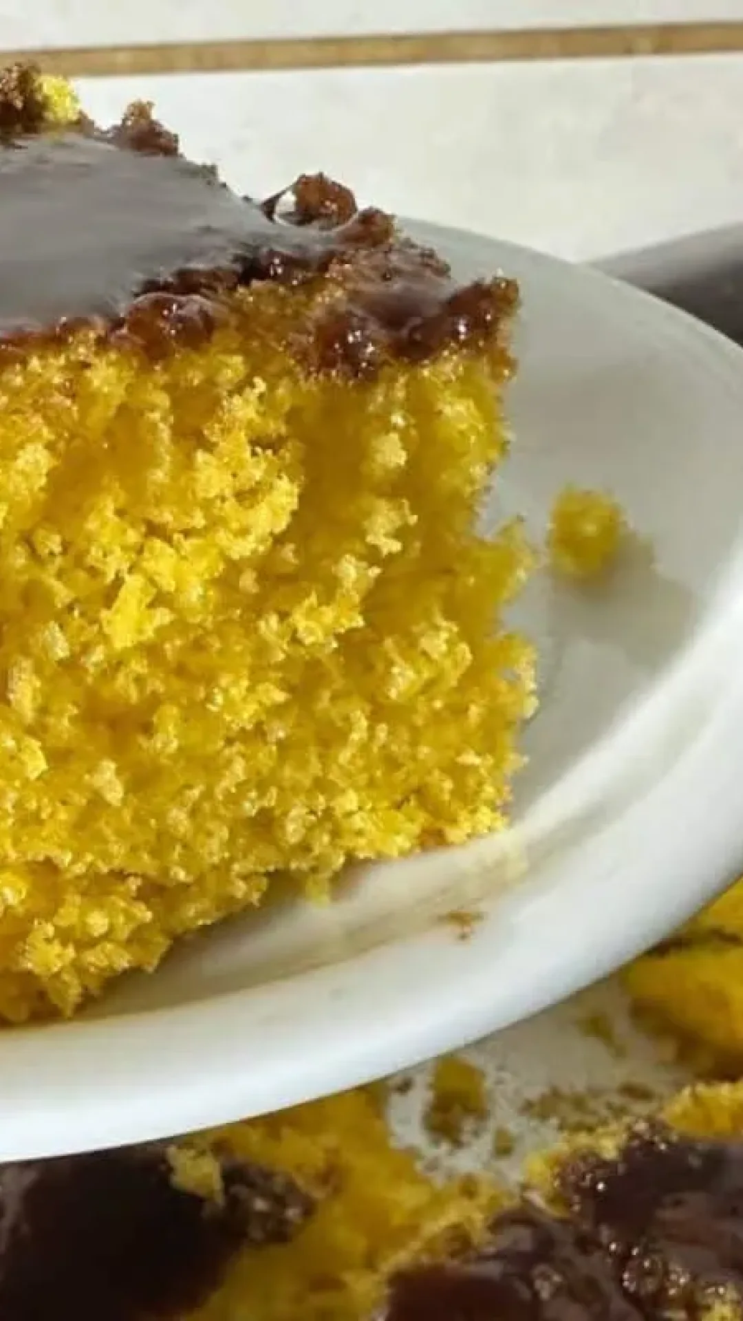 Bolo de cenoura com calda crocante, que fica muito fofinho e tem aquele gostinho de infância