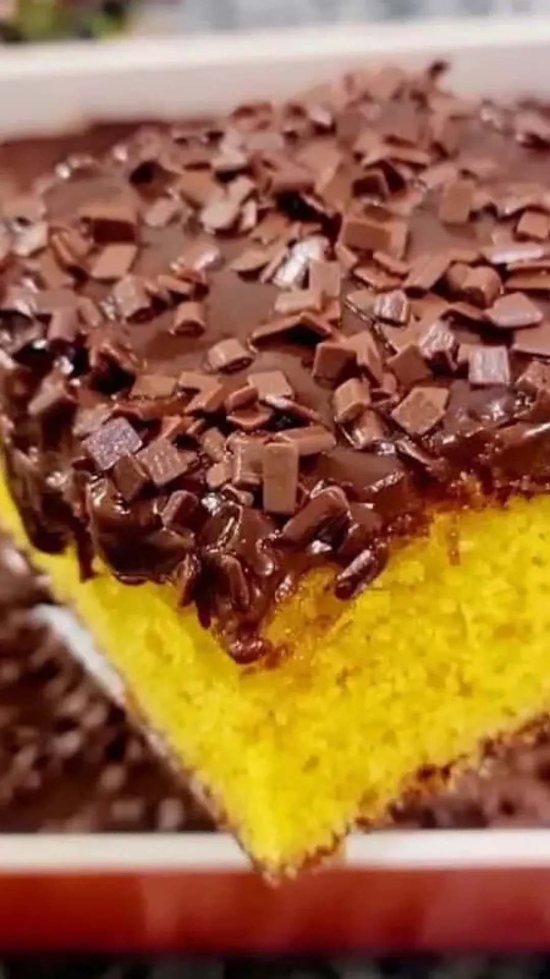 Bolo de cenoura com chocolate fofinho com uma cobertura cremosa, perfeito para o Dia das Mães