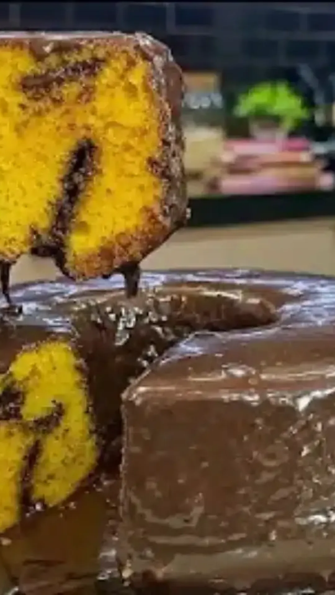 Bolo de cenoura com chocolate super fofinho e com uma cobertura generosa irresistível