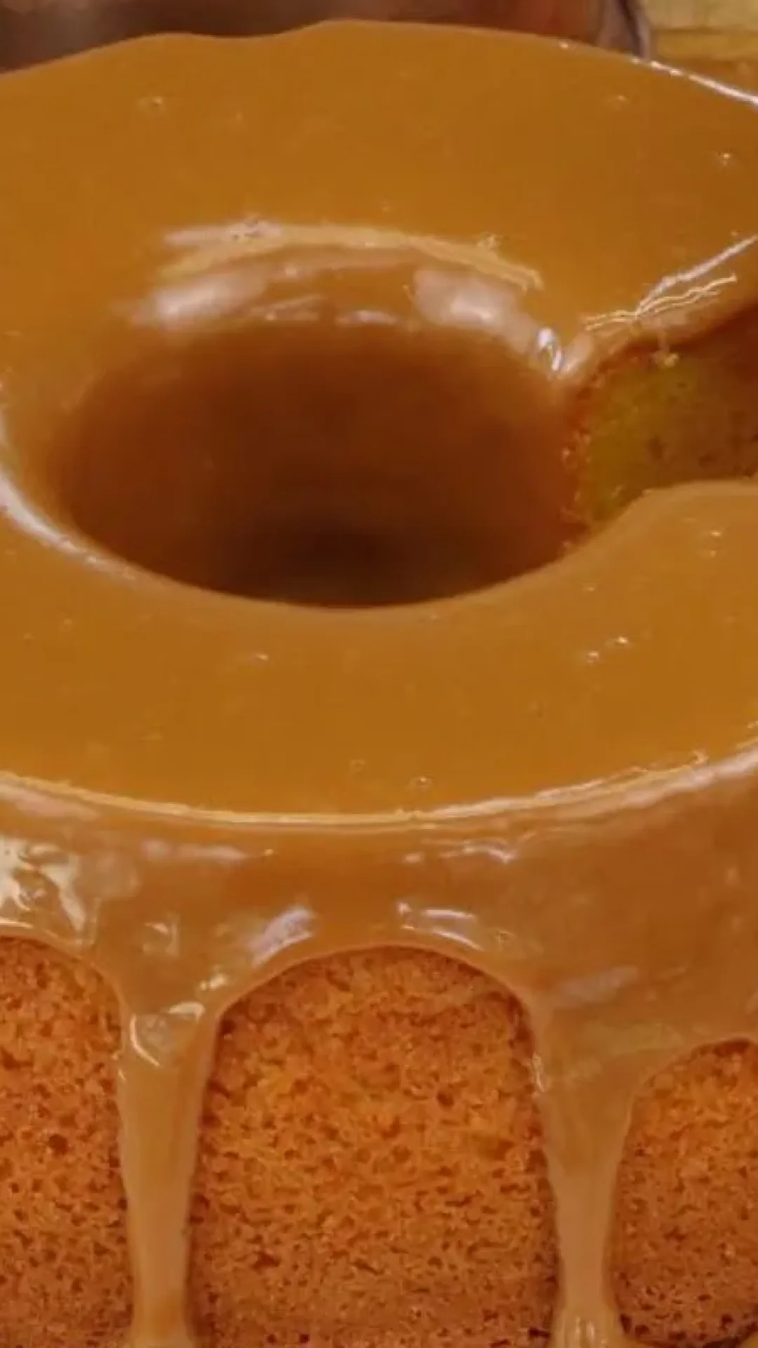 Bolo de cenoura com doce de leite: dá água na boca só de olhar