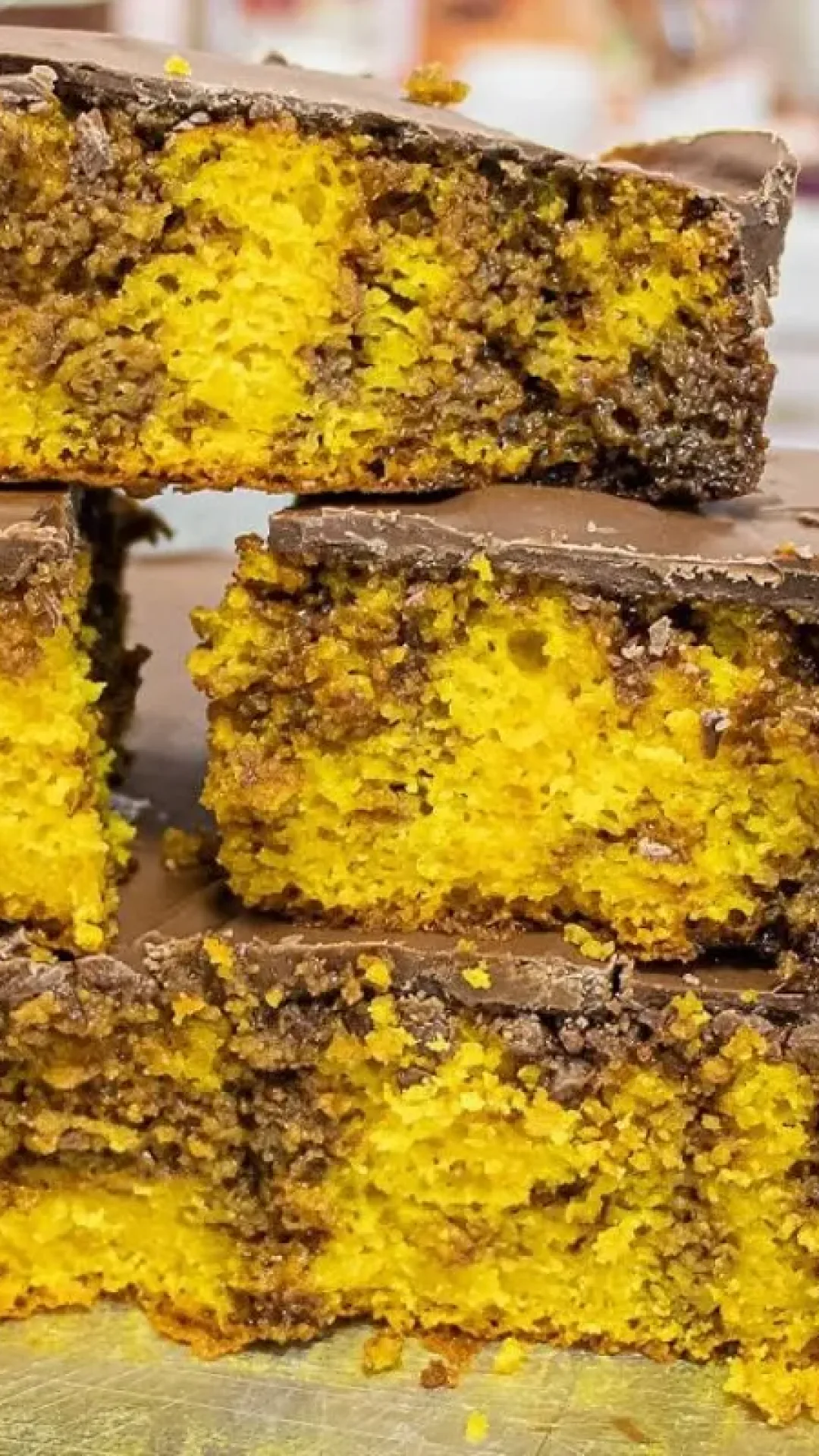 Bolo de cenoura incrível: fofinho, molhadinho e com cobertura crocante de chocolate