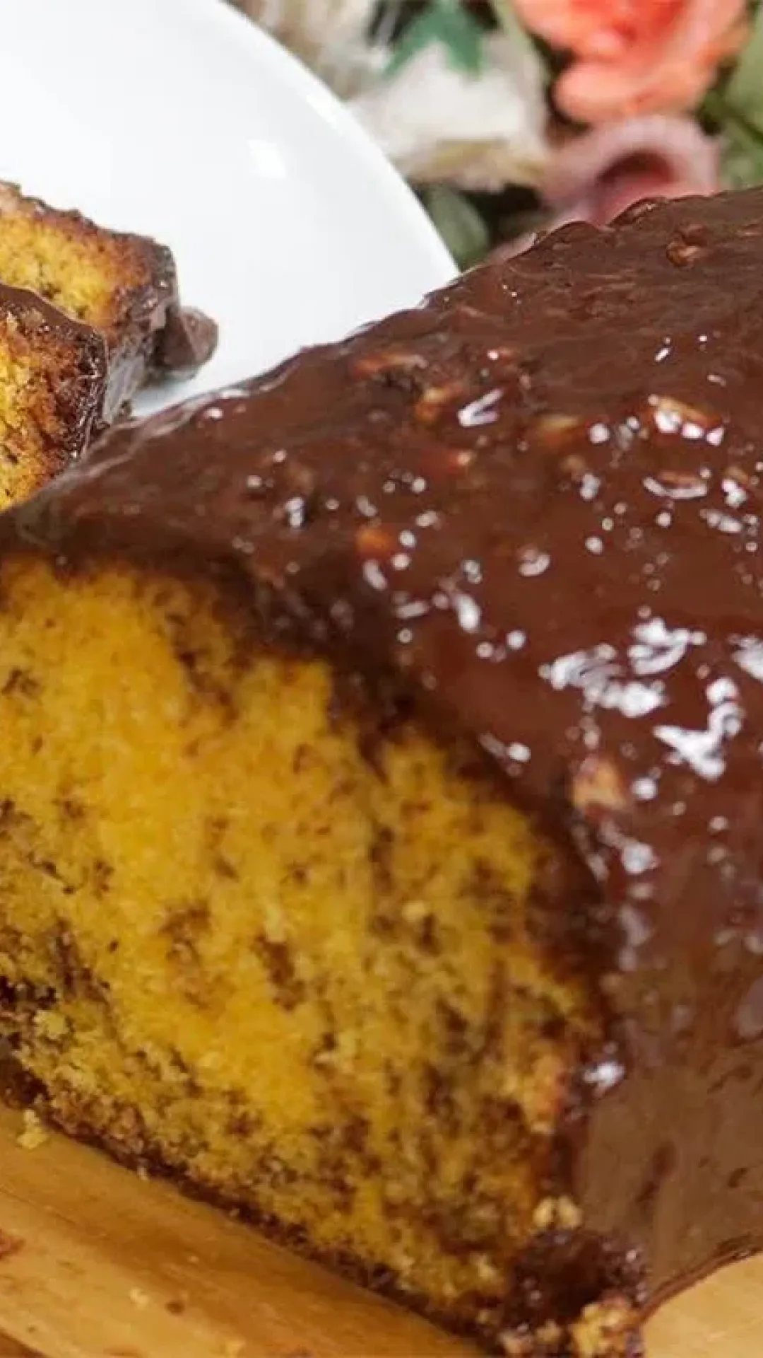 Bolo de cenoura perfeito: com chocolate por dentro e por fora