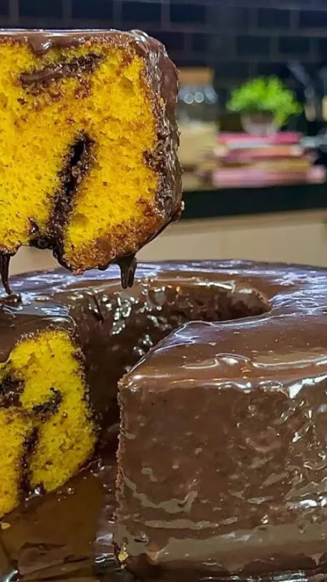 Bolo de cenoura recheado bem chocolatudo que é a cara do seu domingo de páscoa