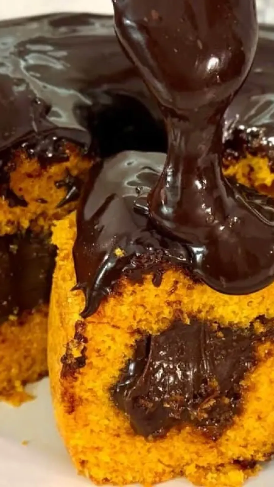 Bolo de cenoura recheado: o mais chocolatudo de todos totalmente irresistível