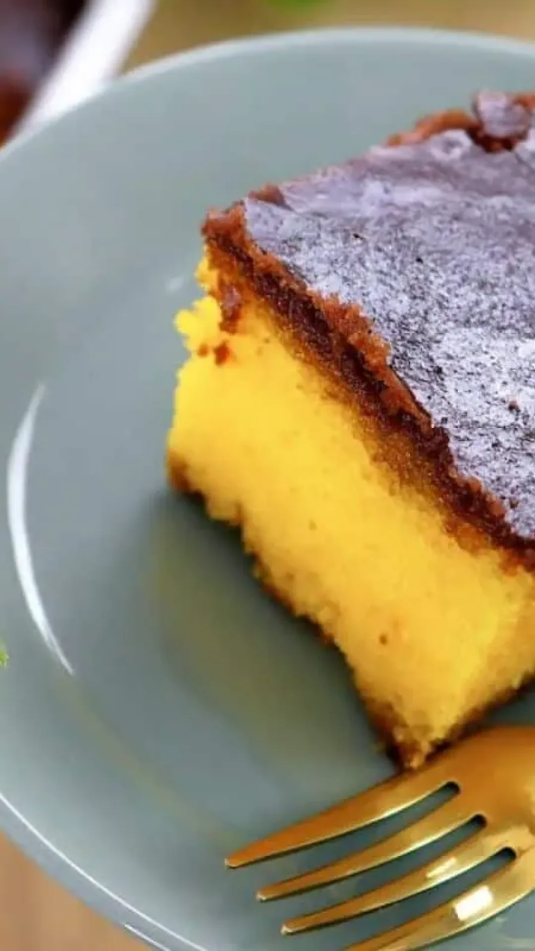 Bolo de cenoura sem farinha com cobertura crocante de chocolate e massa bem fofinha