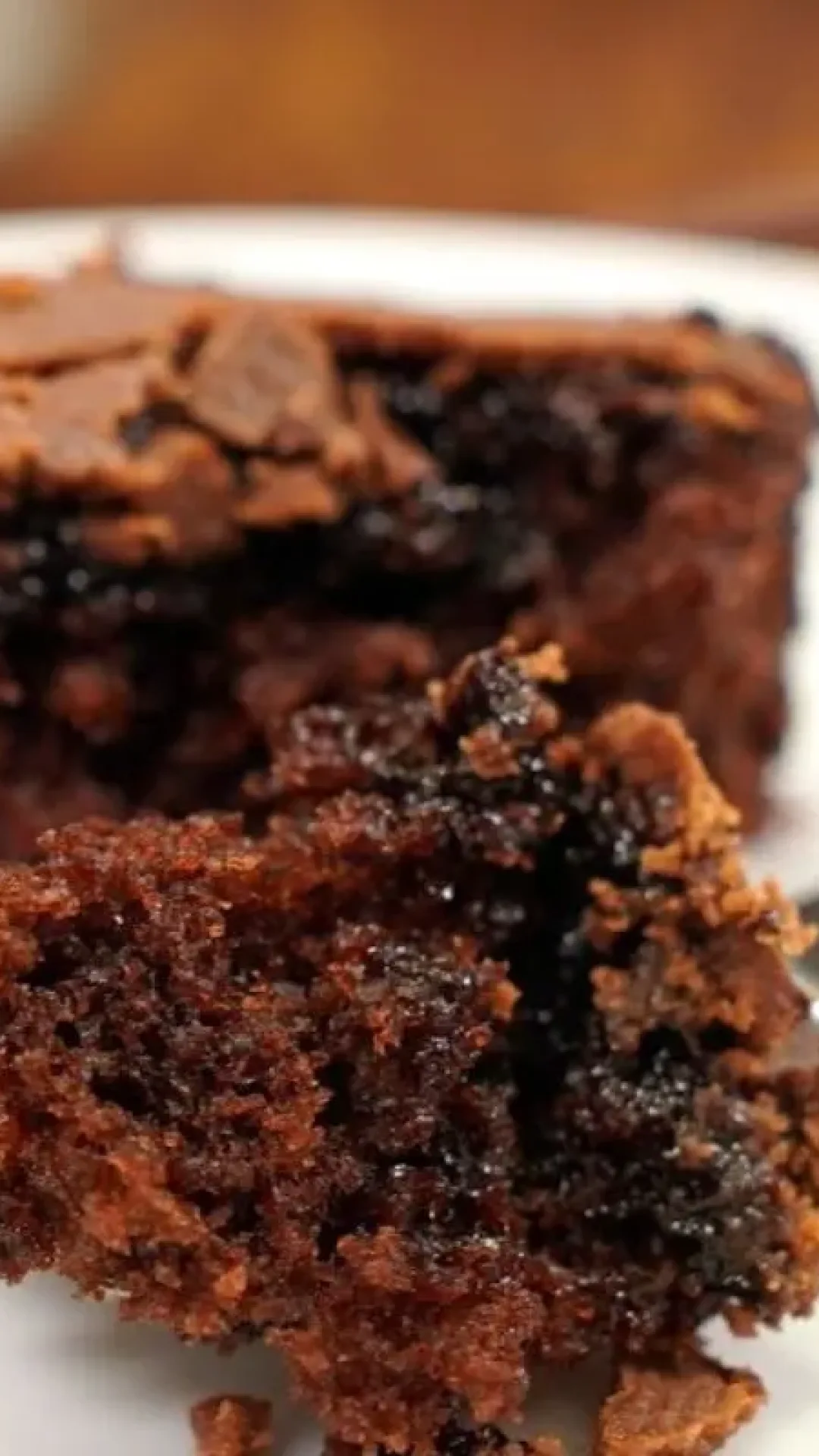Bolo de chocolate com casquinha crocante por fora e massa molhadinha por dentro