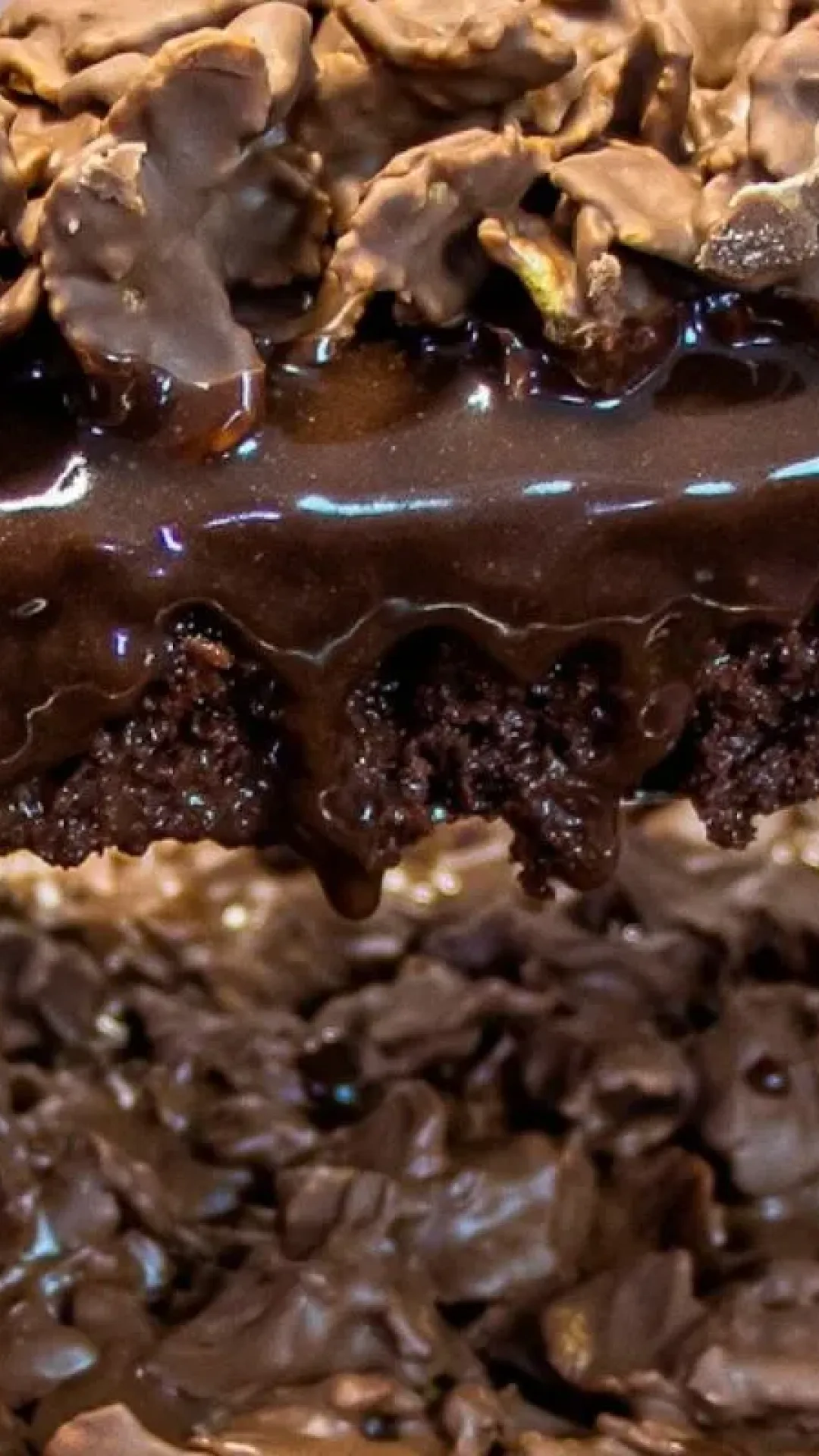 Bolo de chocolate crocante: o Crunch Cake viralizado do momento, será que dá certo mesmo?