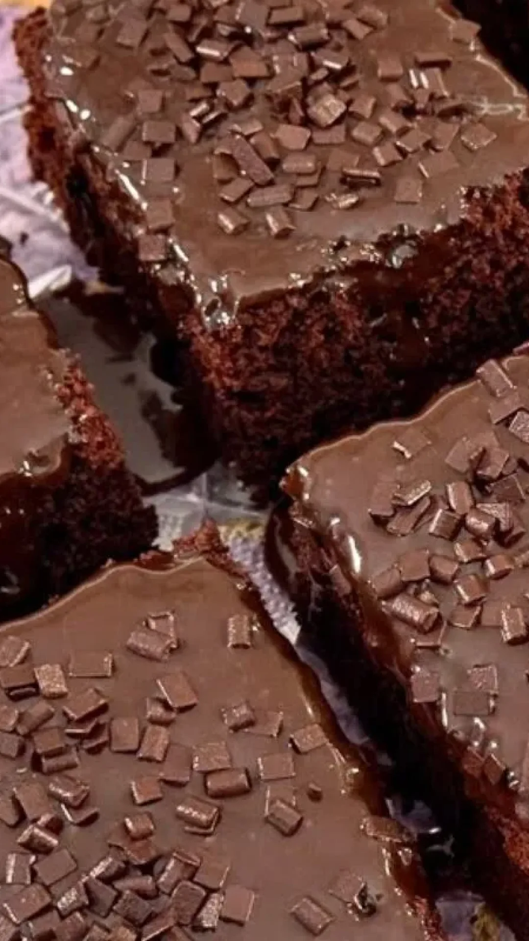 Bolo de chocolate da vovó com cobertura simples e deliciosa
