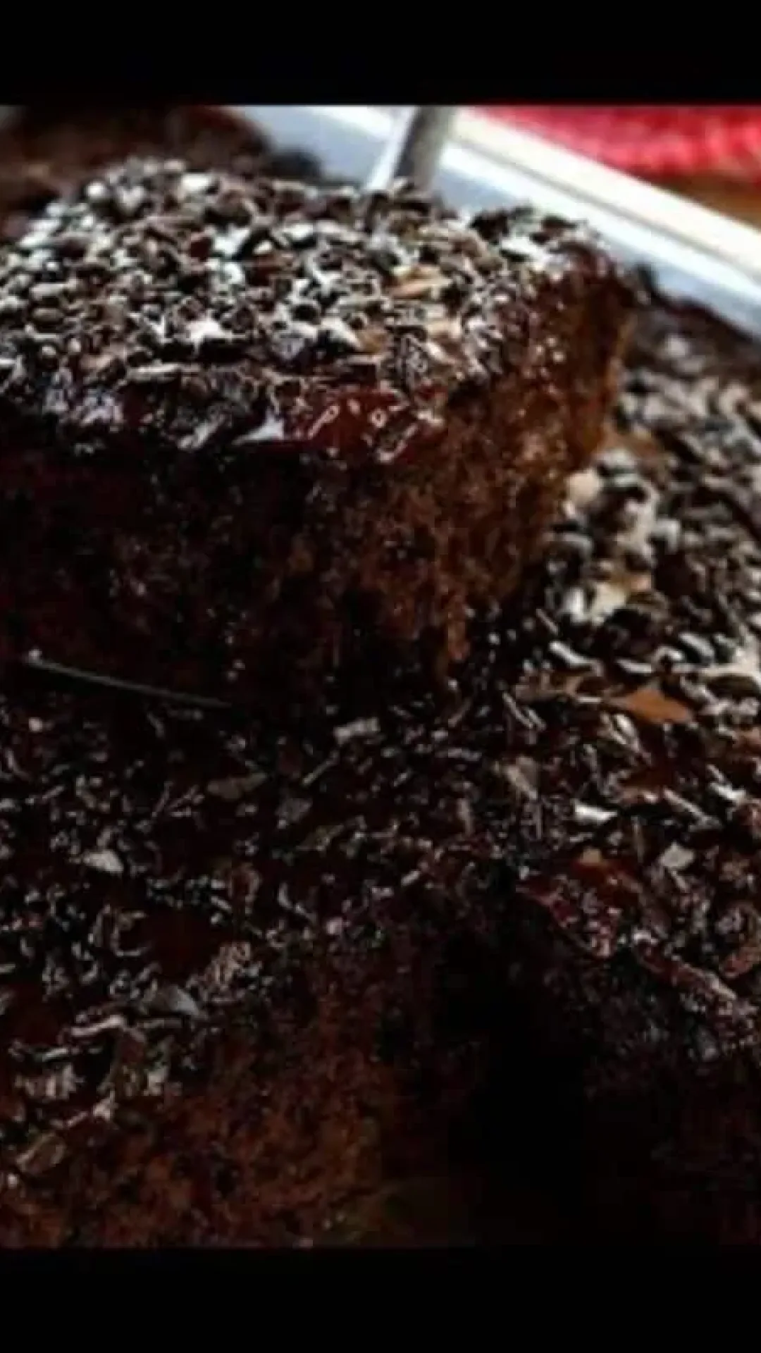 Bolo de chocolate molhadinho, delicioso e muito fofinho, com uma calda cremosa irresistível