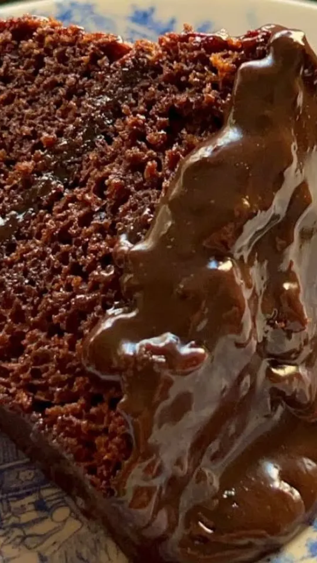 Bolo de chocolate recheado e com cobertura: aquele que acaba rapidinho na hora do lanche
