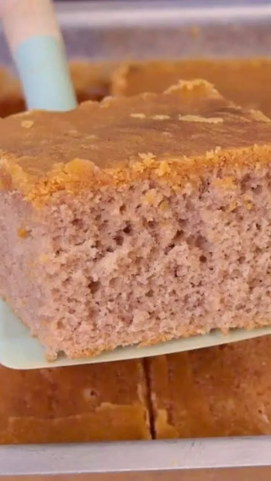 Bolo de churros com cobertura crocante para servir como sobremesa ou no lanche
