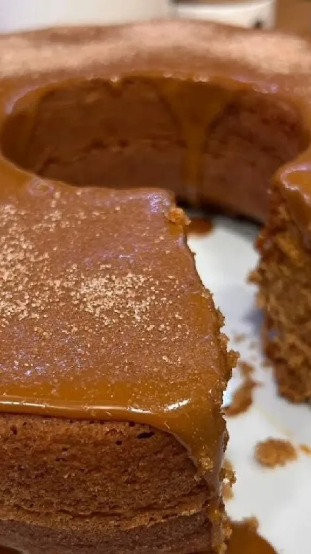 Bolo de churros, com uma massa fofinha e um recheio generoso que vai encantar a todos