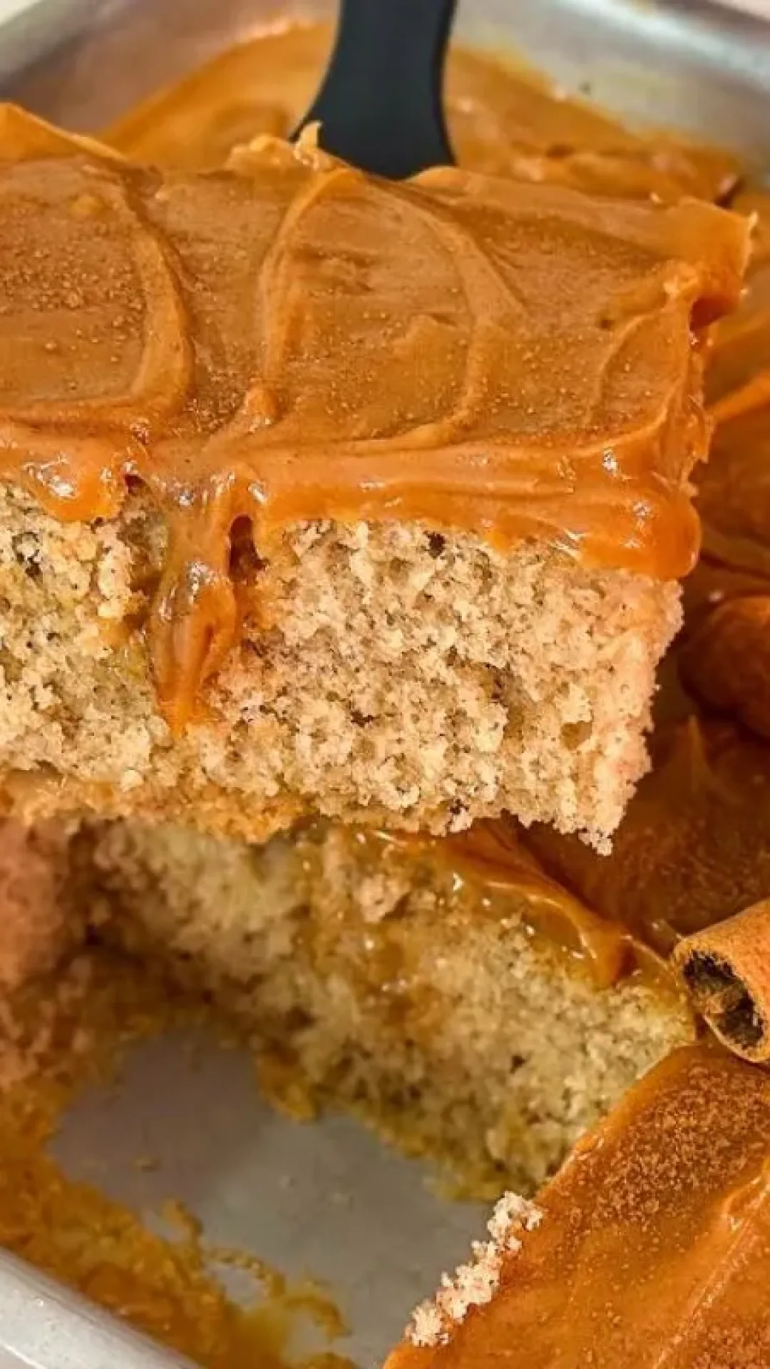 Bolo de churros simples e delicioso com massa fofinha para deixar seu café de ano novo irresistível