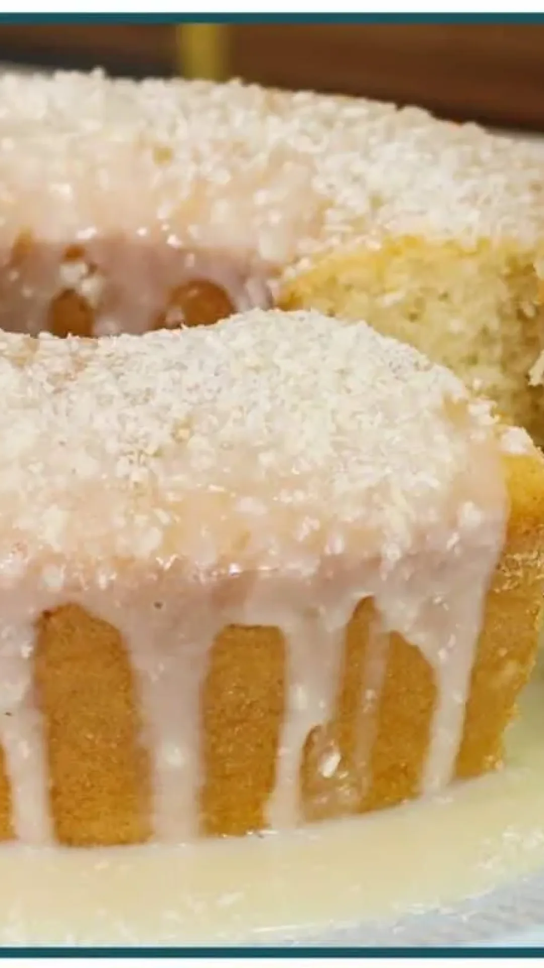 Bolo de coco fofinho e com uma cobertura que você vai achar sensacional