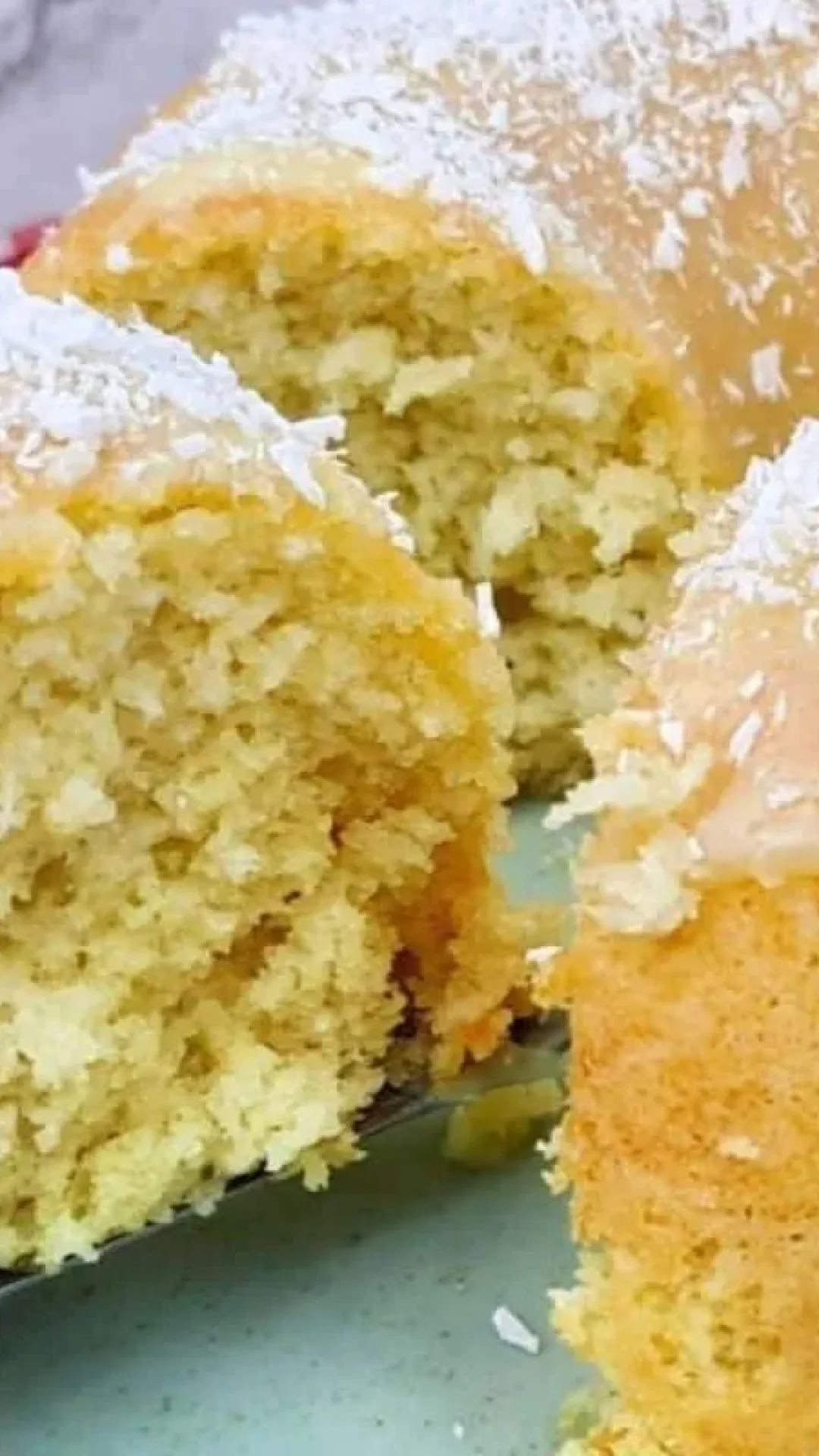 Bolo de coco macio com sabor caseiro que conquista todo mundo fácil de preparar