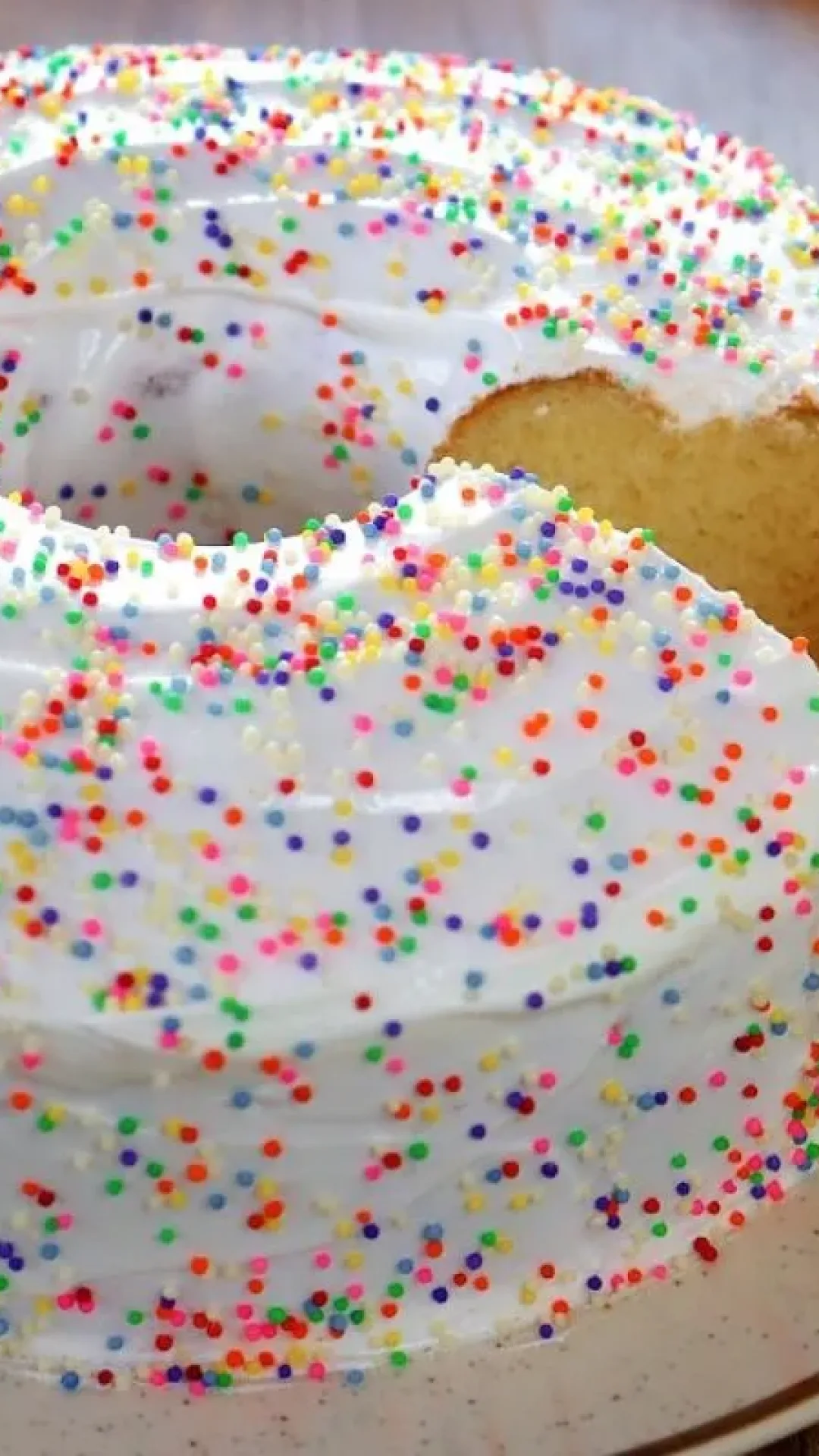Bolo de festa simples muito fofinho e molhadinho, com aquele gostinho de infância