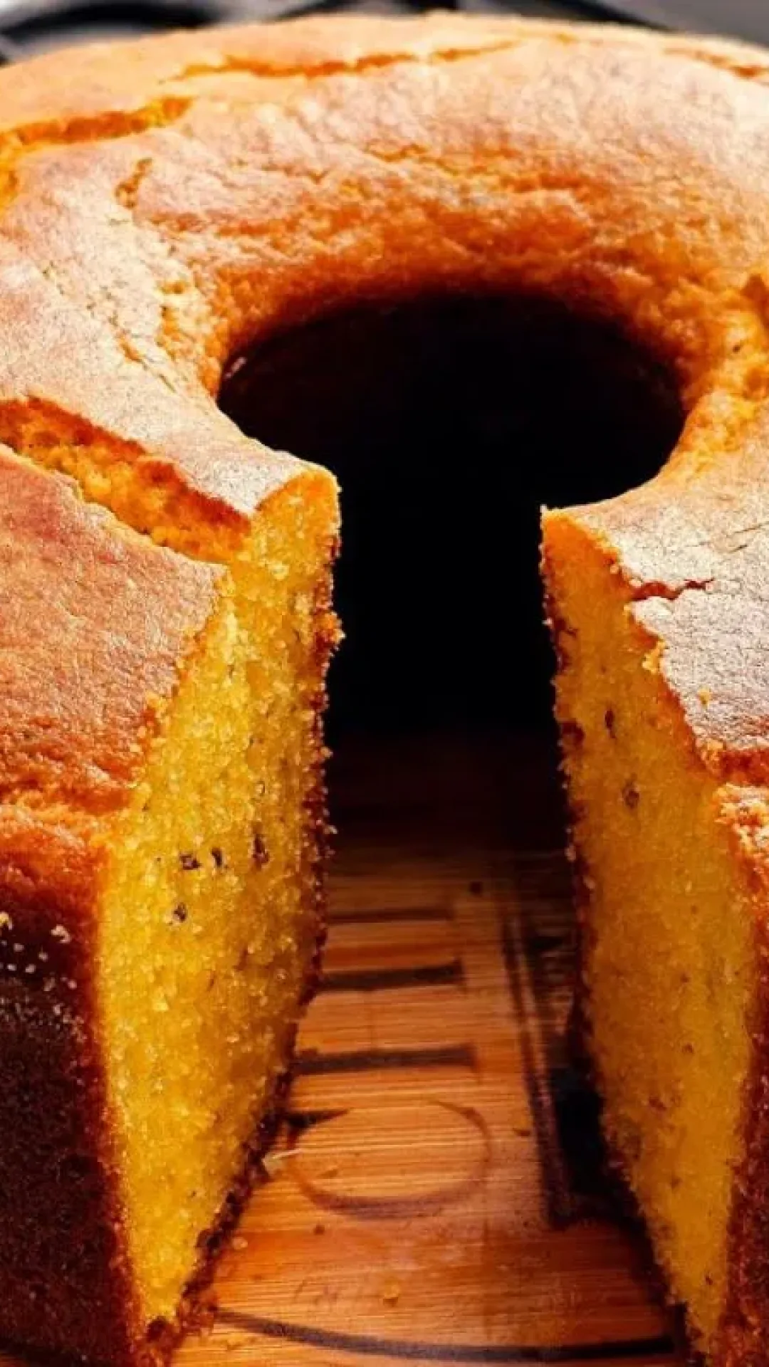 Bolo de fubá com creme de leite sem trigo para um café da tarde fofinho neste fim de ano