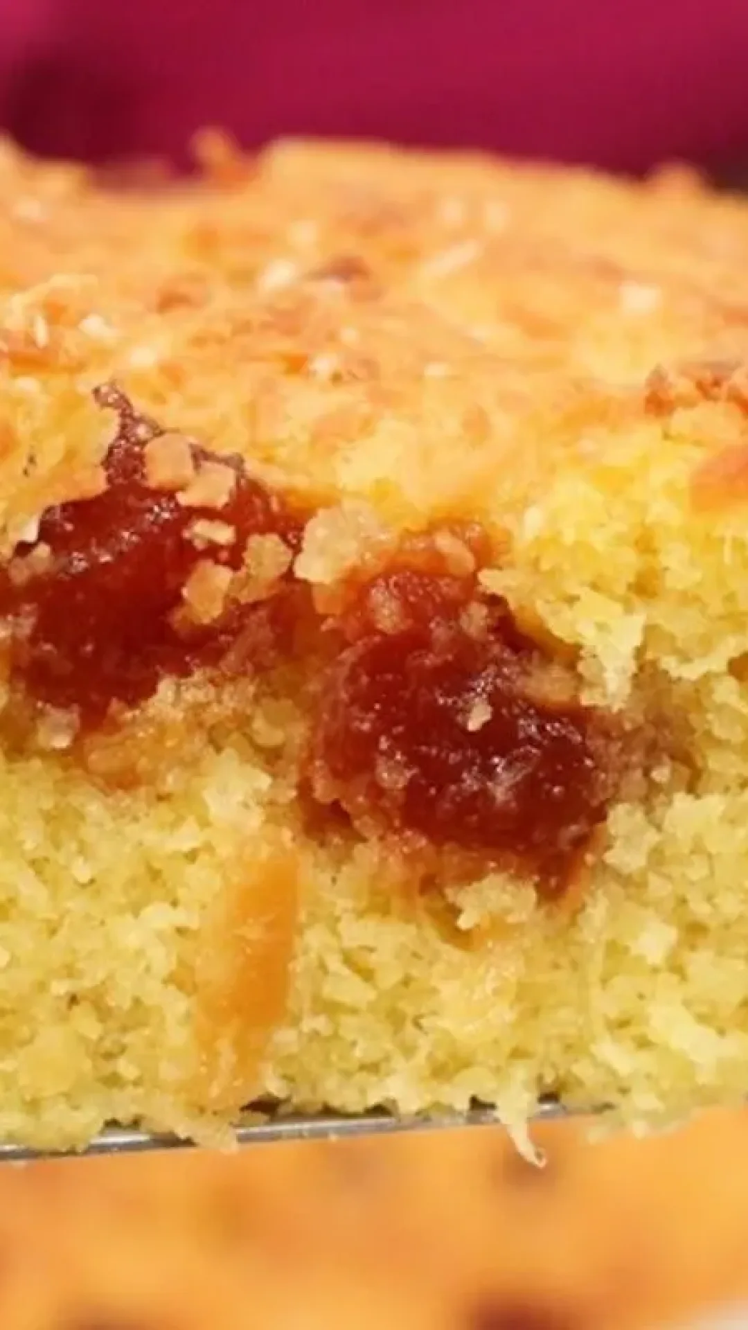 Bolo de fubá com goiabada: delicioso para comer hoje mesmo no café da manhã