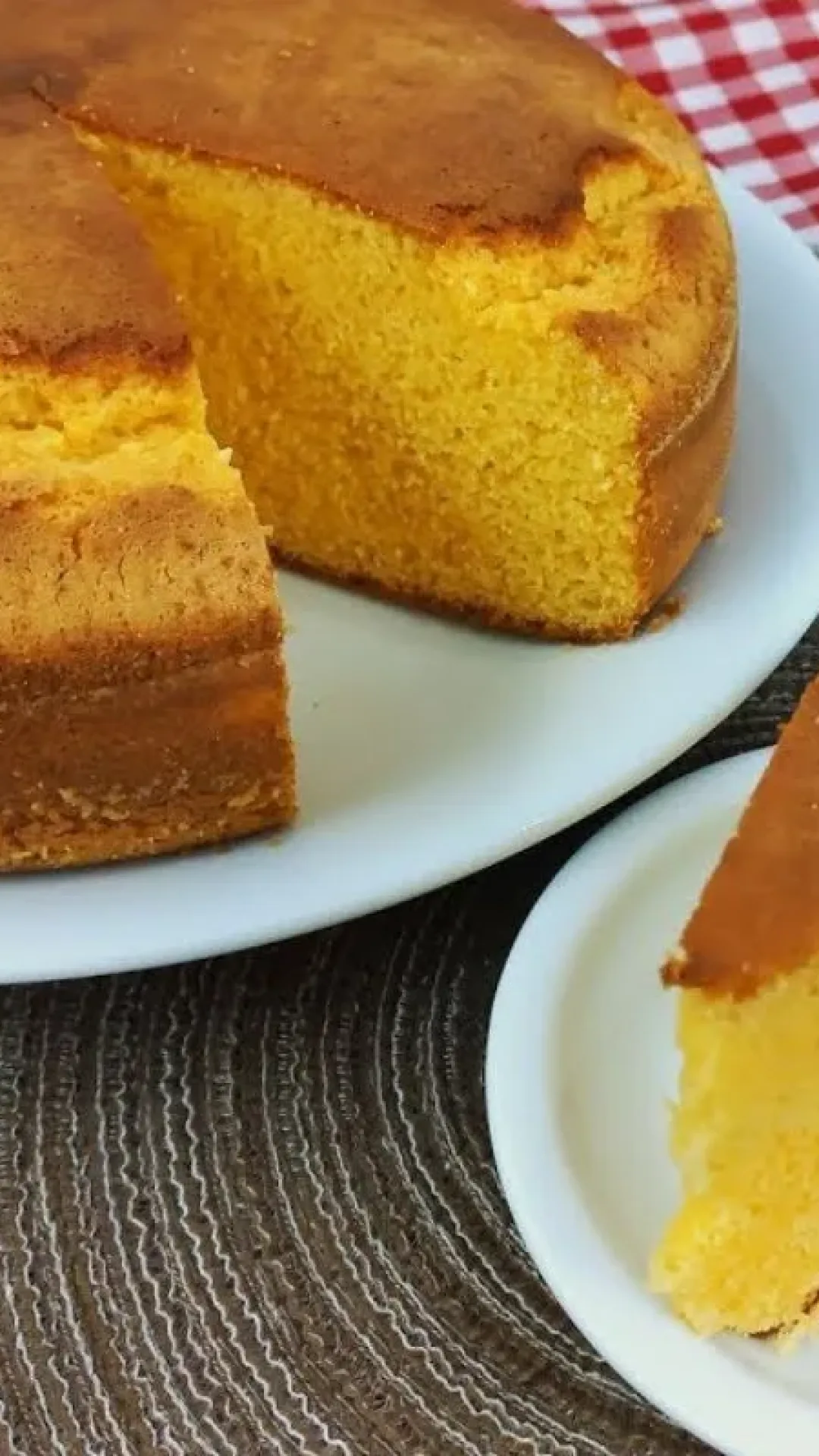 Bolo de fubá com leite condensado fofinho e gostoso, para deixar o seu café da manhã ainda mais saboroso