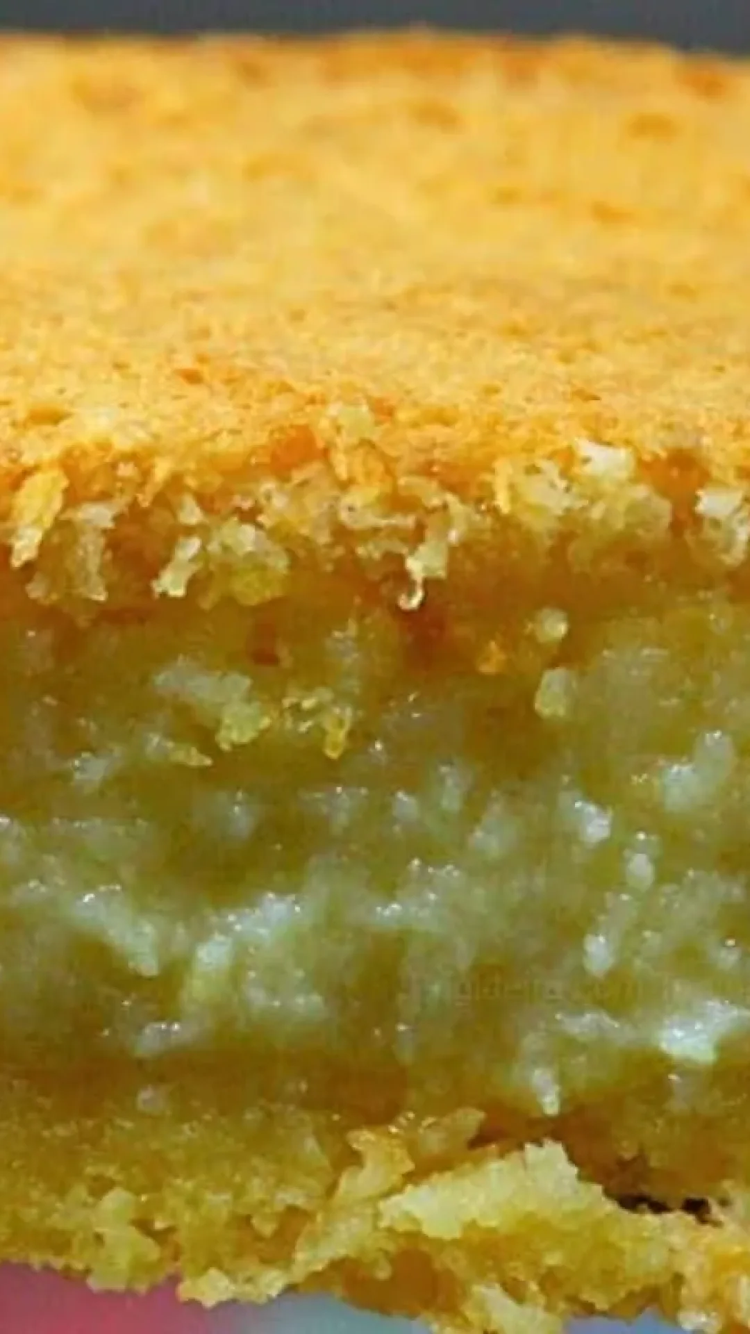 Bolo de fubá cremoso de liquidificador que parece um pudim de tão rápido e delicioso