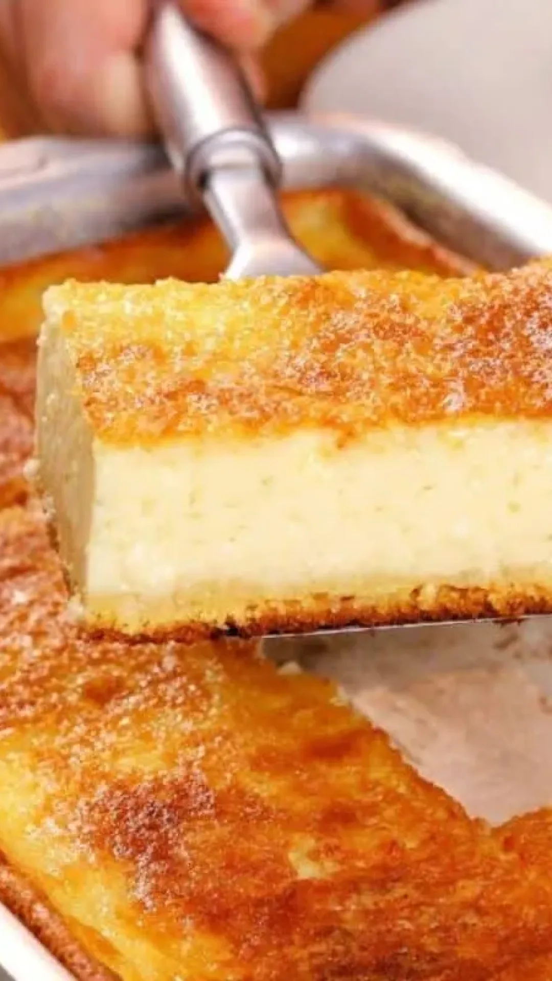 Bolo de fubá cremoso, tão cremoso que parece pudim e não precisa de batedeira