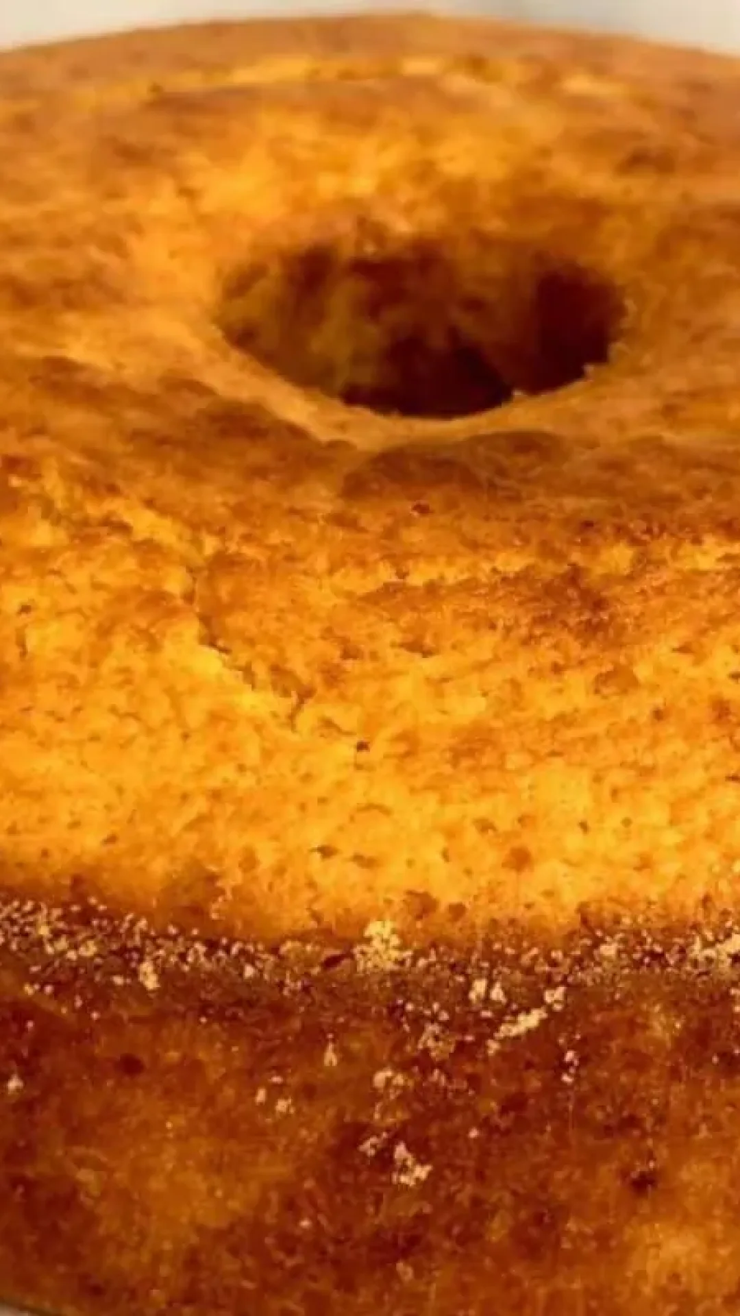 Bolo de fubá da vovó fofinho, feito sem trigo e sem leite, que fica uma verdadeira delícia