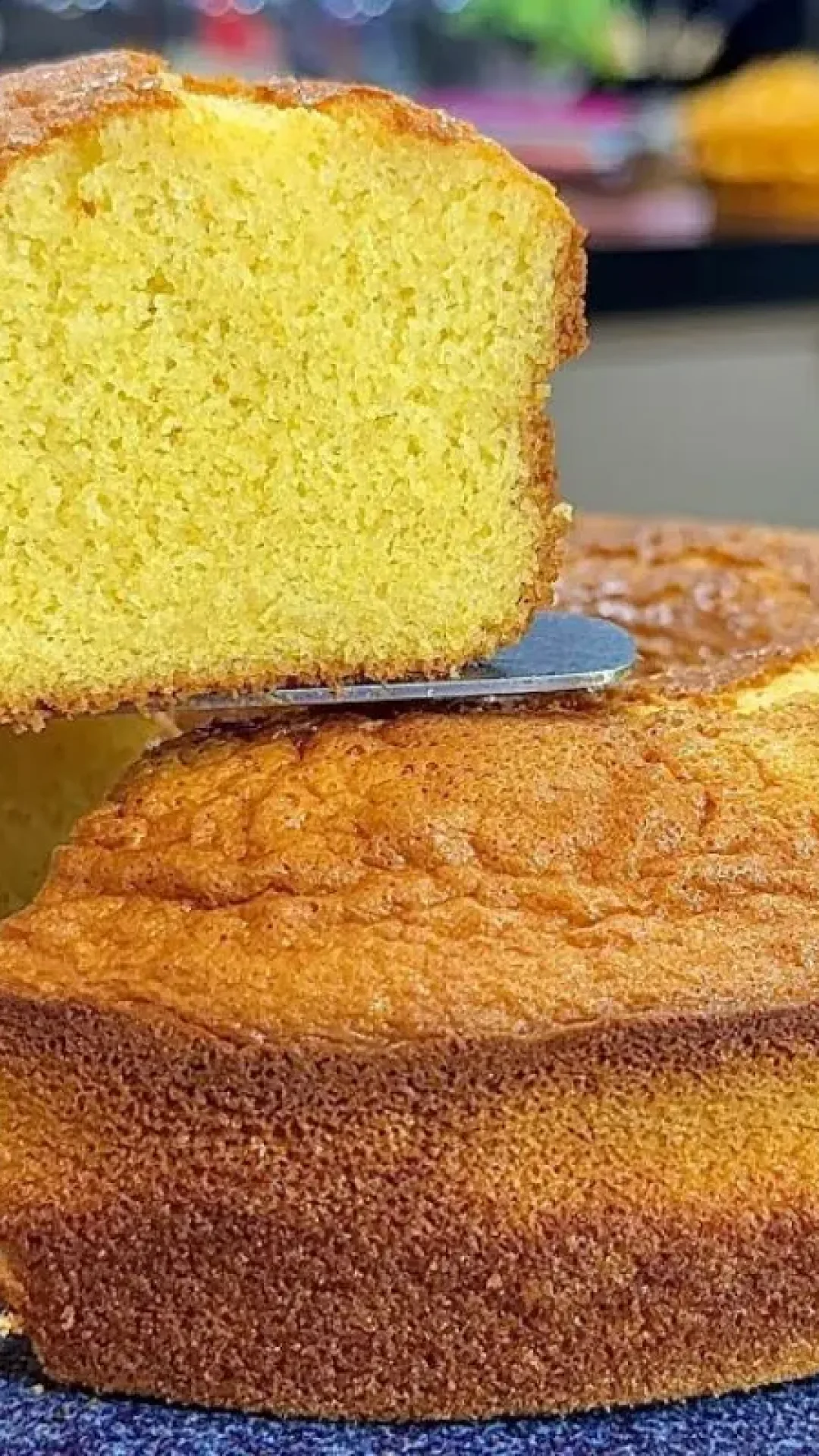 Bolo de fubá fofinho com muito sabor para o chá da tarde numa receita rápida e prática