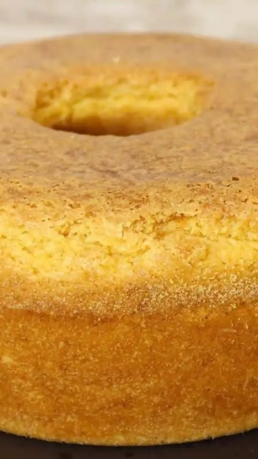 Bolo de fubá simples com poucos ingredientes: o bolo fofinho e econômico para o café