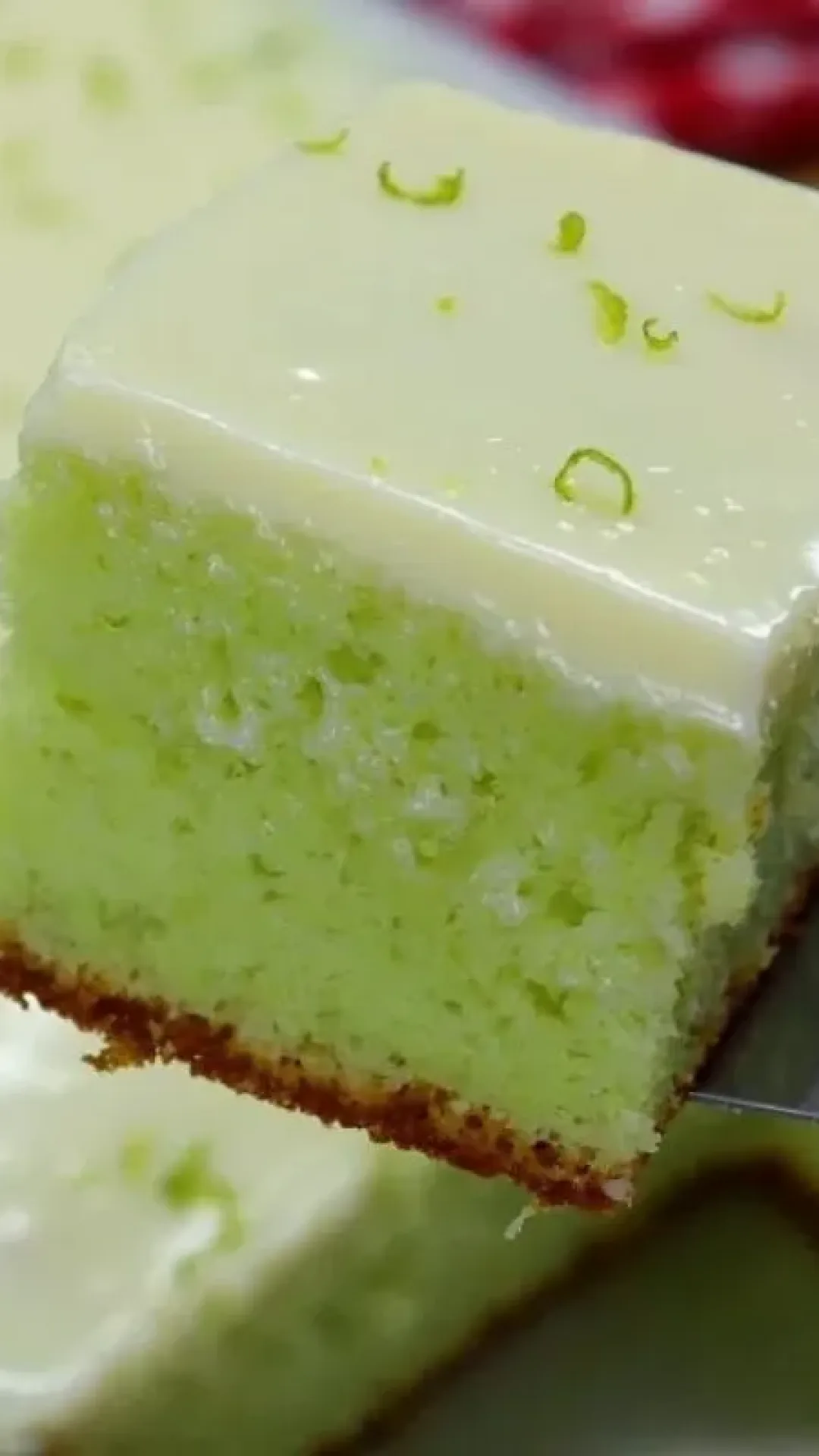 Bolo de gelatina de limão com massa verdinha e uma cobertura incrível