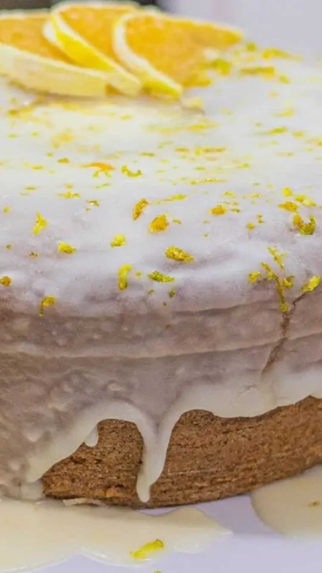 Bolo de laranja com calda: caseirinho delicioso que parece comprado em uma loja de bolo