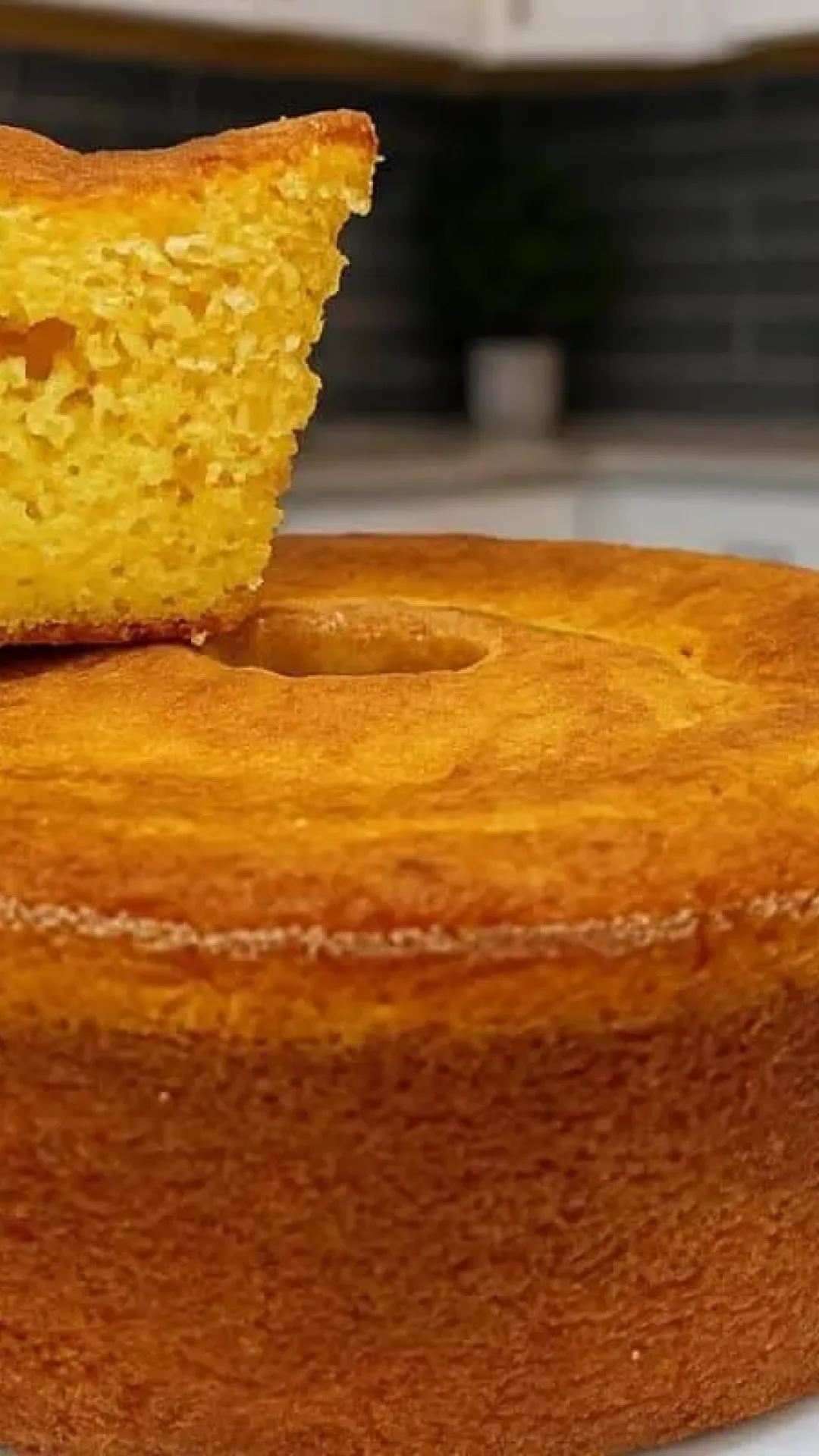 Bolo de laranja com casca feito no liquidificador para um lanche simples e delicioso
