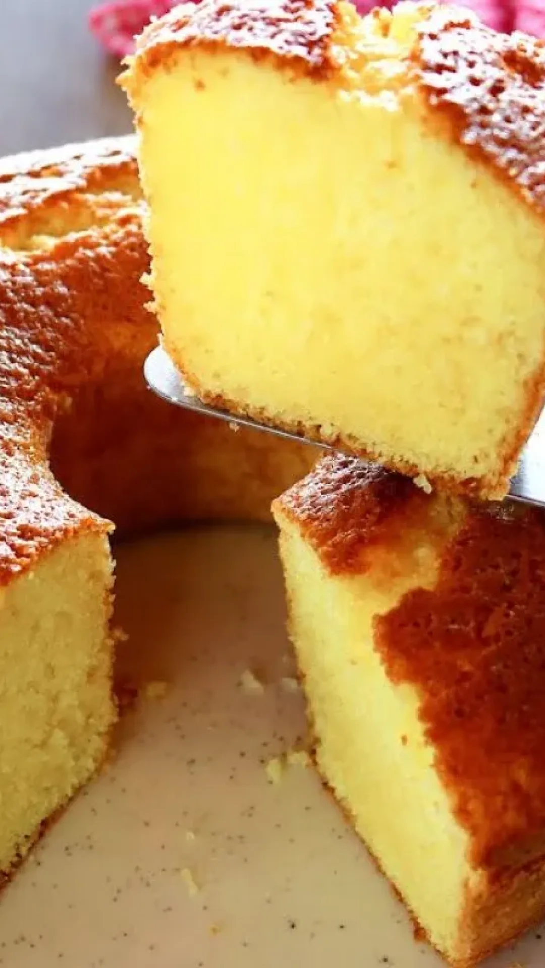 Bolo de laranja fofinho, que é econômico, fica com um sabor de fruta irresistível e é ideal para o seu café