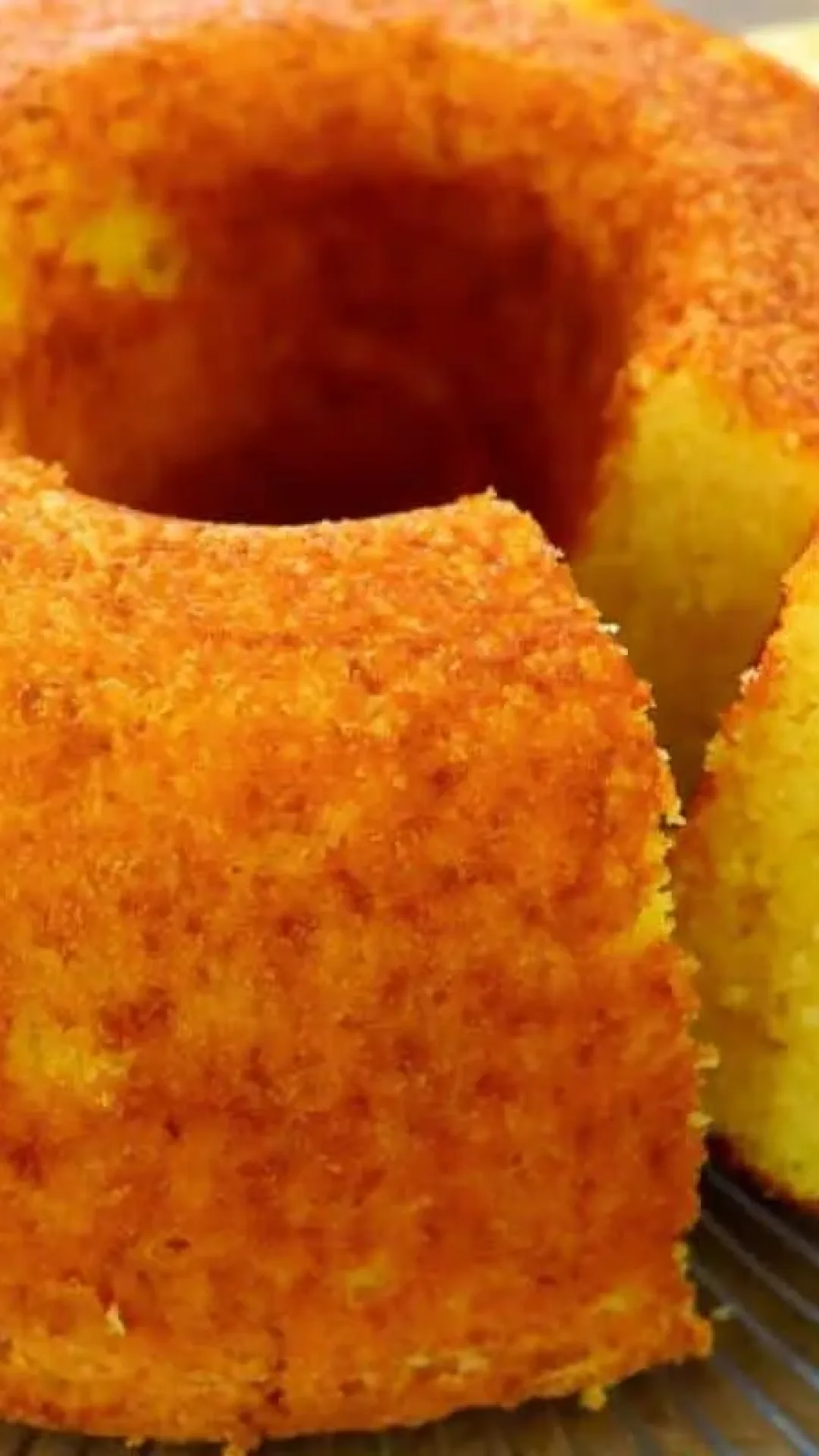 Bolo de laranja tradicional com 2 ovos e 2 laranjas que fica uma delícia