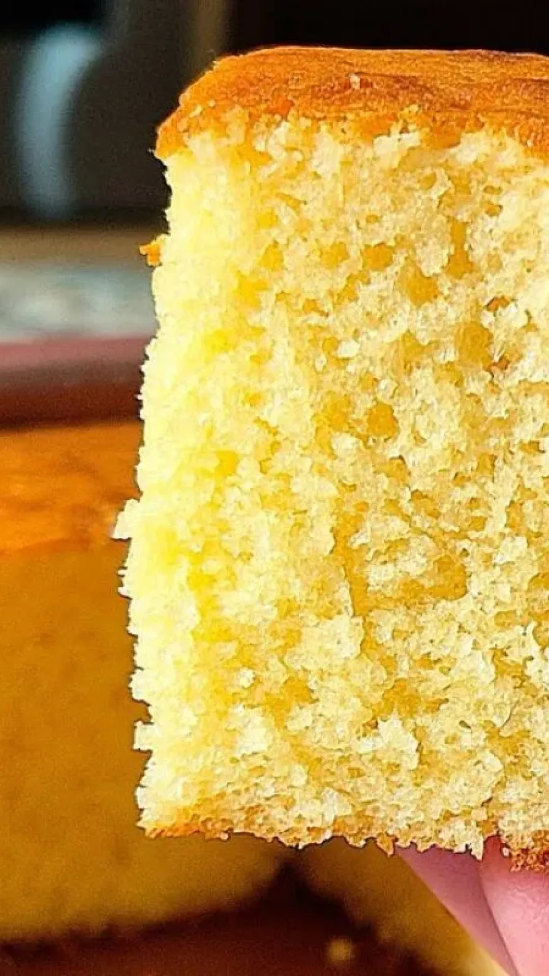 Bolo de leite condensado molhadinho e doce na medida certa para seu café da tarde