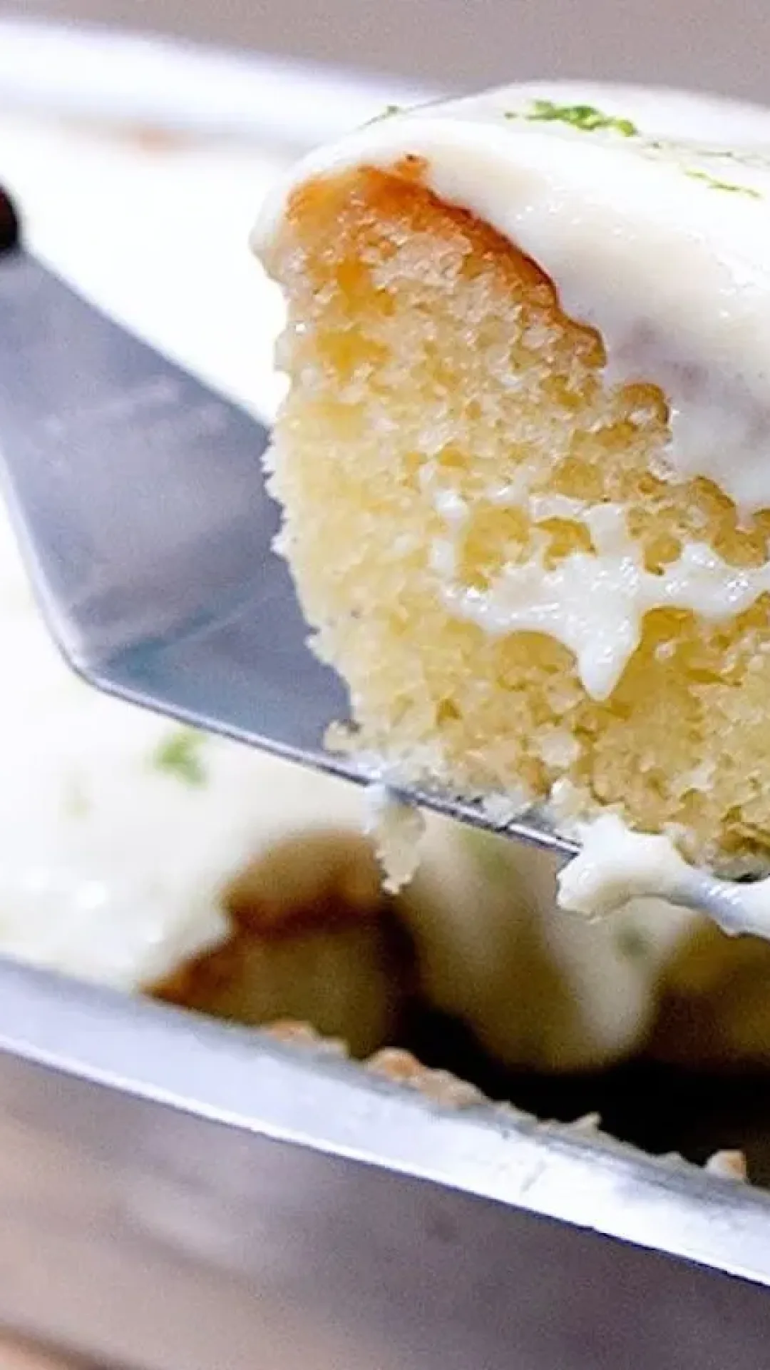 Bolo de limão sem farinha: macio, molhadinho e uma cobertura simplesmente incrível