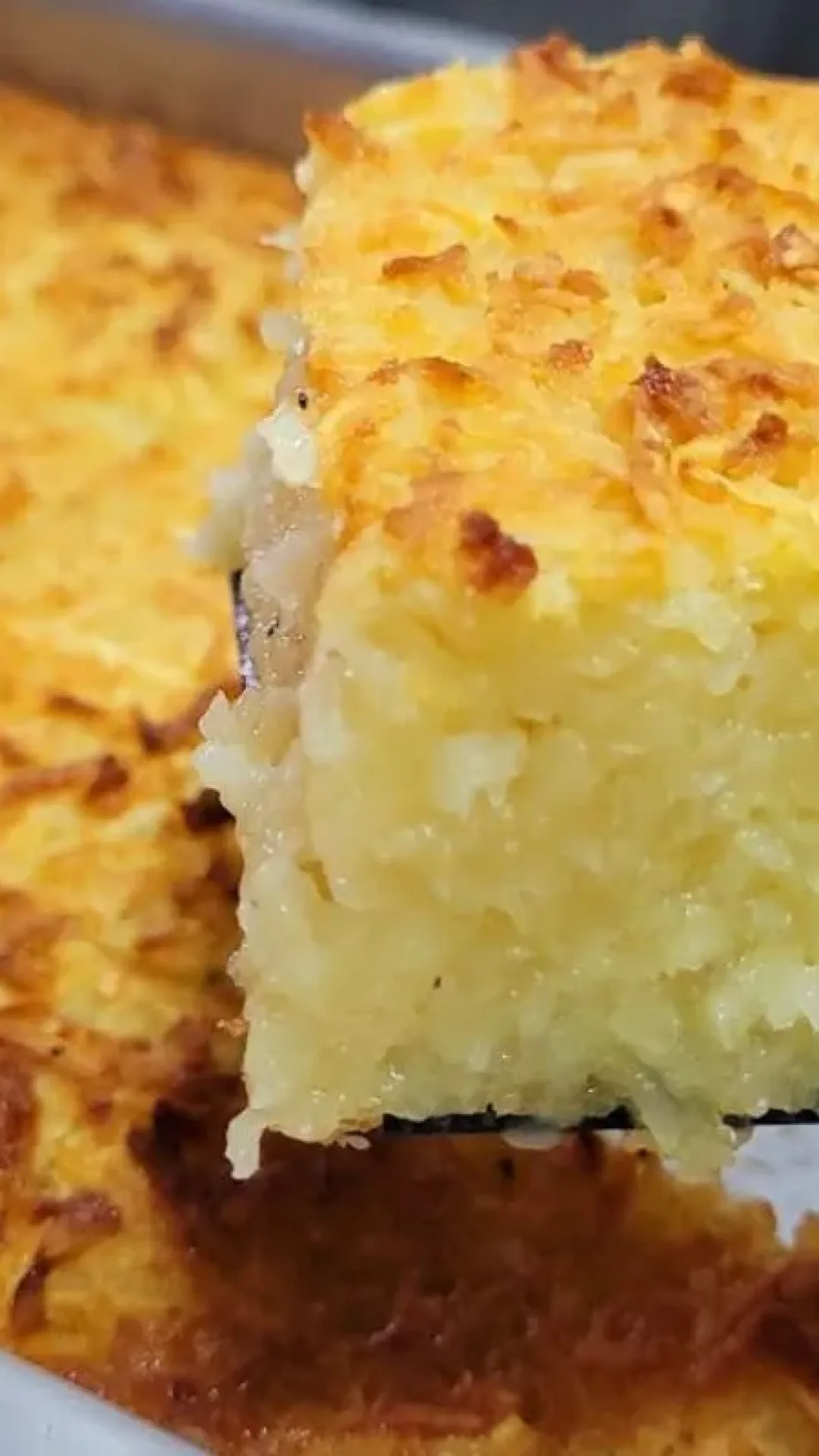 Bolo de macaxeira simples e cremoso com aquele sabor tradicional da roça para servir com um café